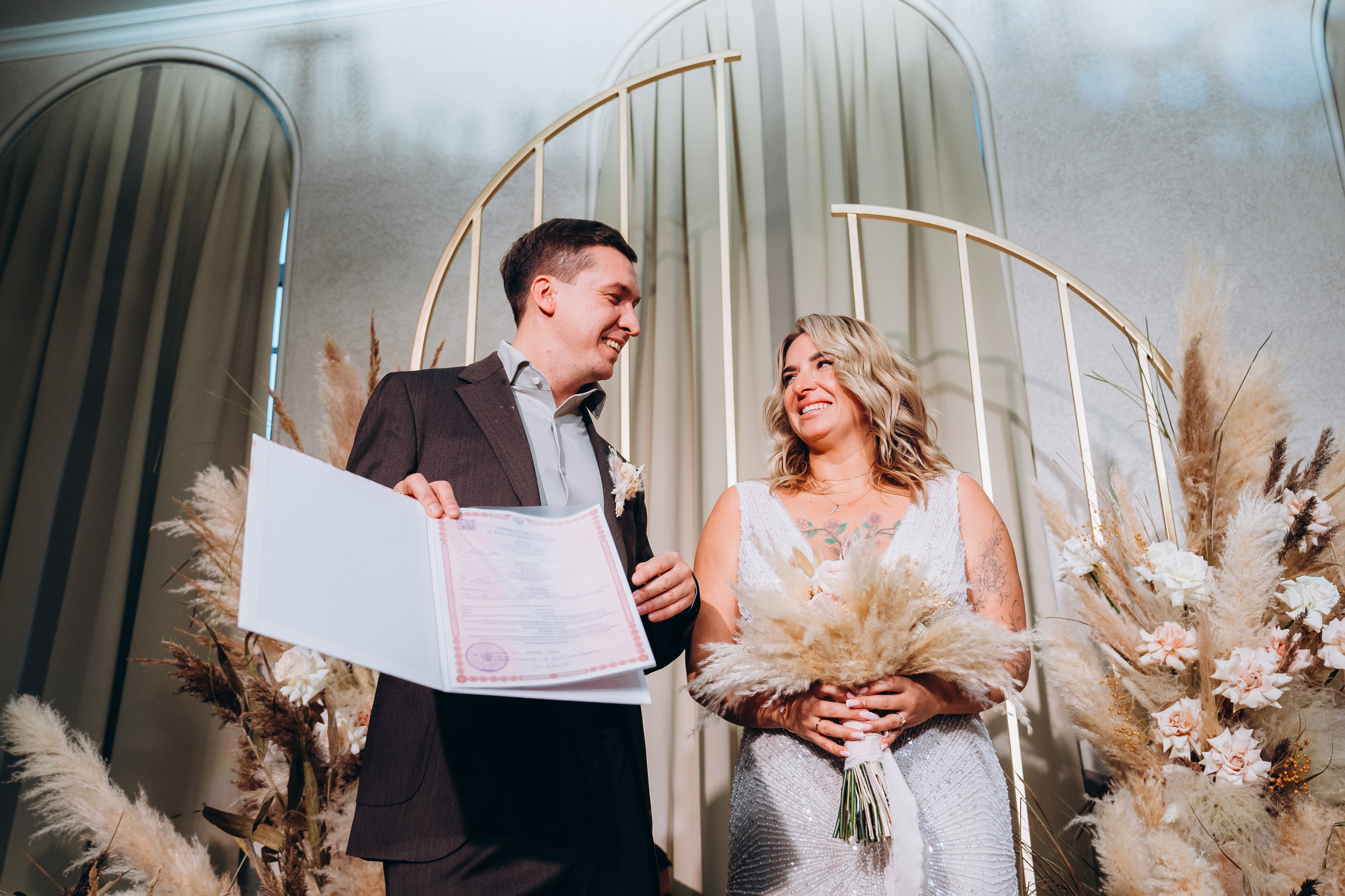 Родители поздравляют молодоженов — трогательные моменты семейного праздника, запечатленные фотографом в Москве.