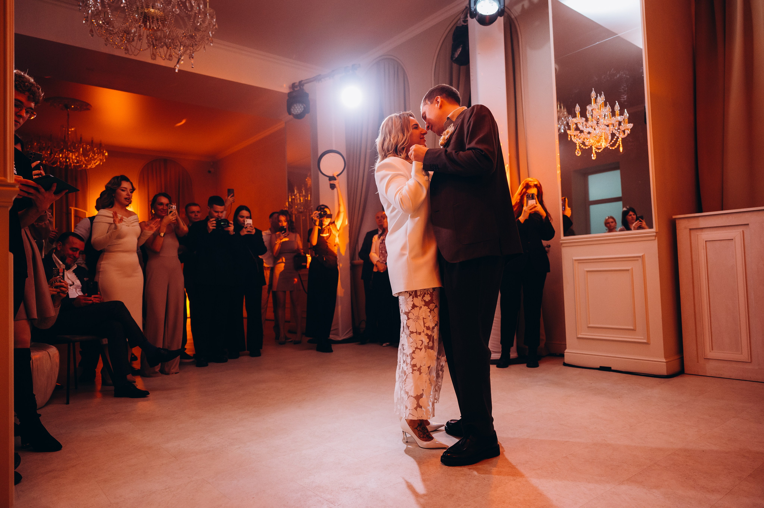 Веселые гости танцуют на свадебном банкете — репортажная съемка свадебных мероприятий в Москве с живыми эмоциями.