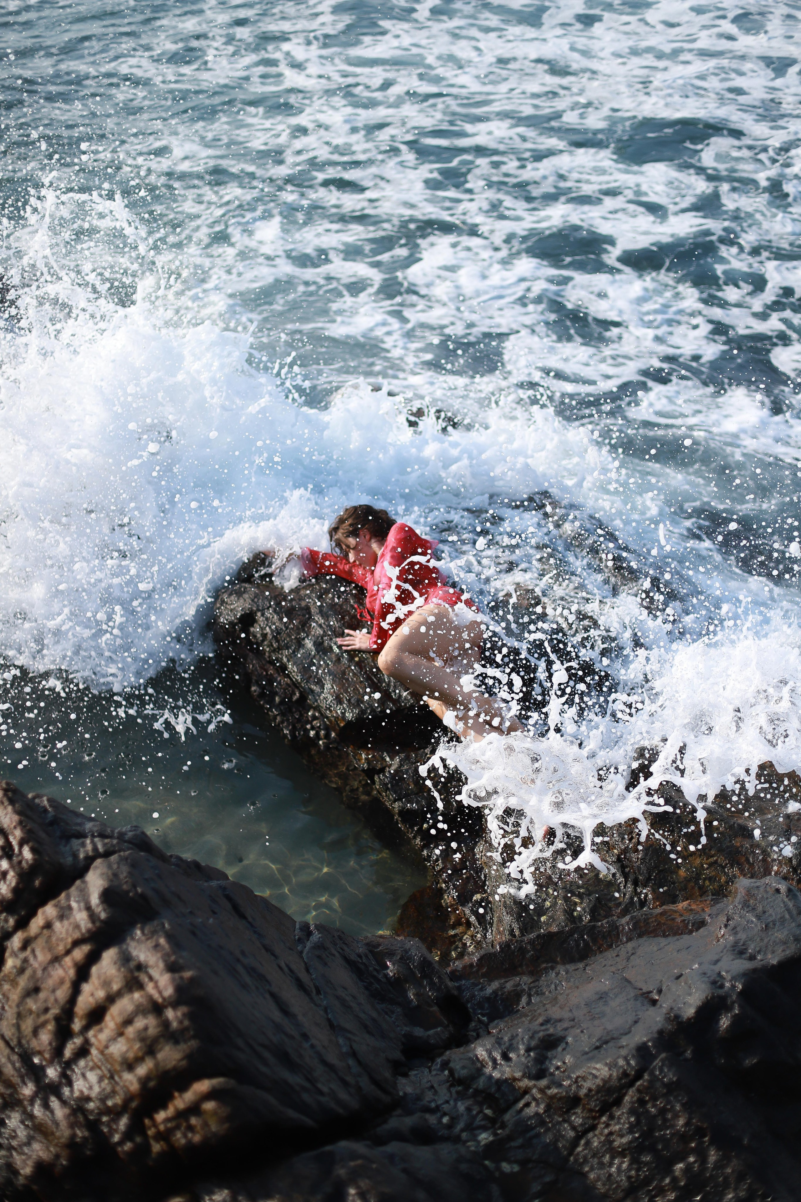Арт-портрет в стиле 35 мм: девушка в красном платье с банановым листом в натуральном бассейне | Вера Казанцева — фотограф Шри-Ланка. Фотограф на Шри-Ланке