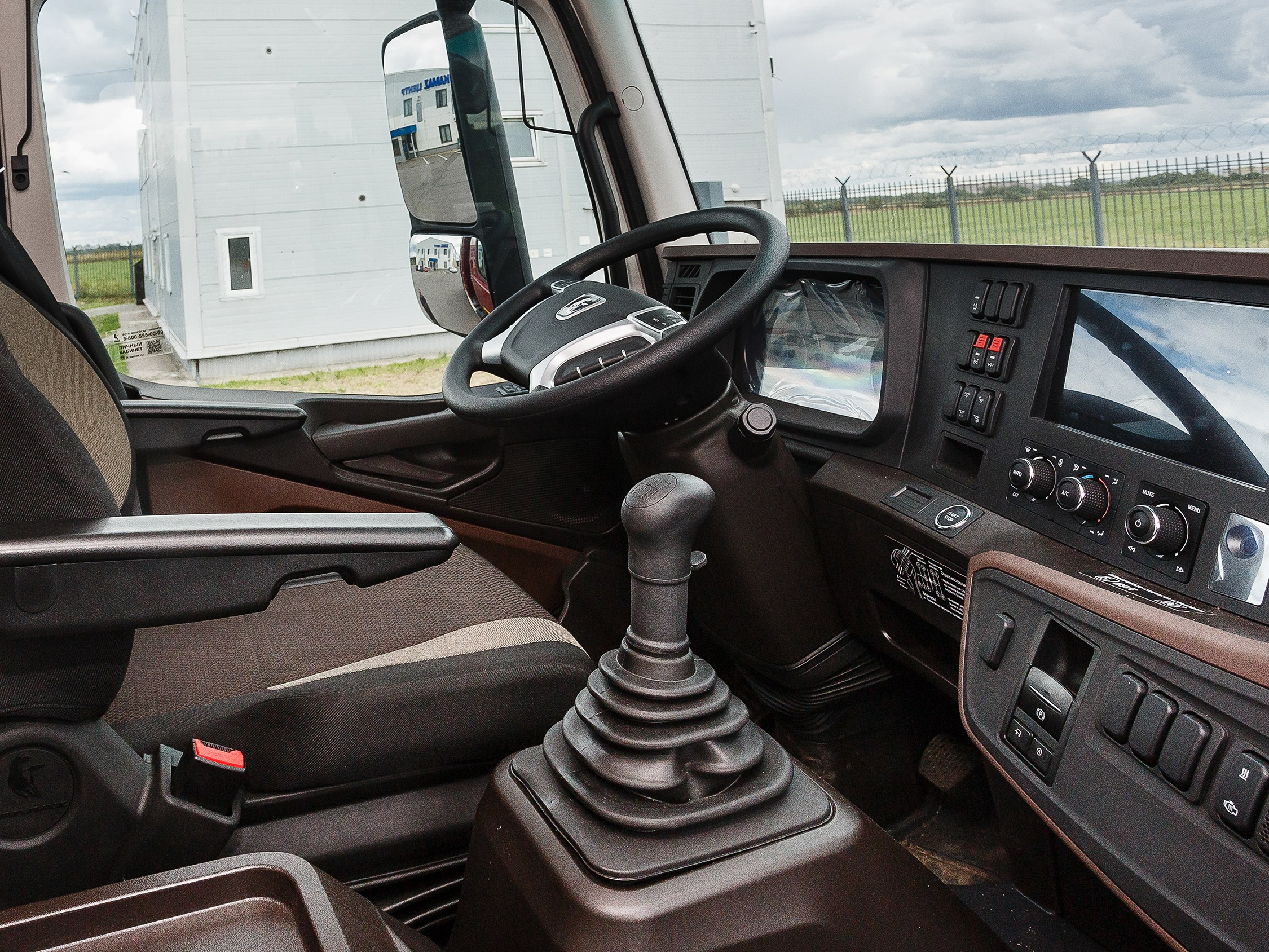 Автомобильный фотограф в СПб. Репортажная фотосъёмка в Санкт-Петербурге. Фотограф на мероприятие: выставки, презентации, автогонки. Фото для сайта, отчётов и публикации в сми. Профессиональный фотограф Сергей Пушкин. Промышленная фотосъёмка. Автопром. Фотосъёмка авто и спецтехники. Профессиональные фото большегрузов.