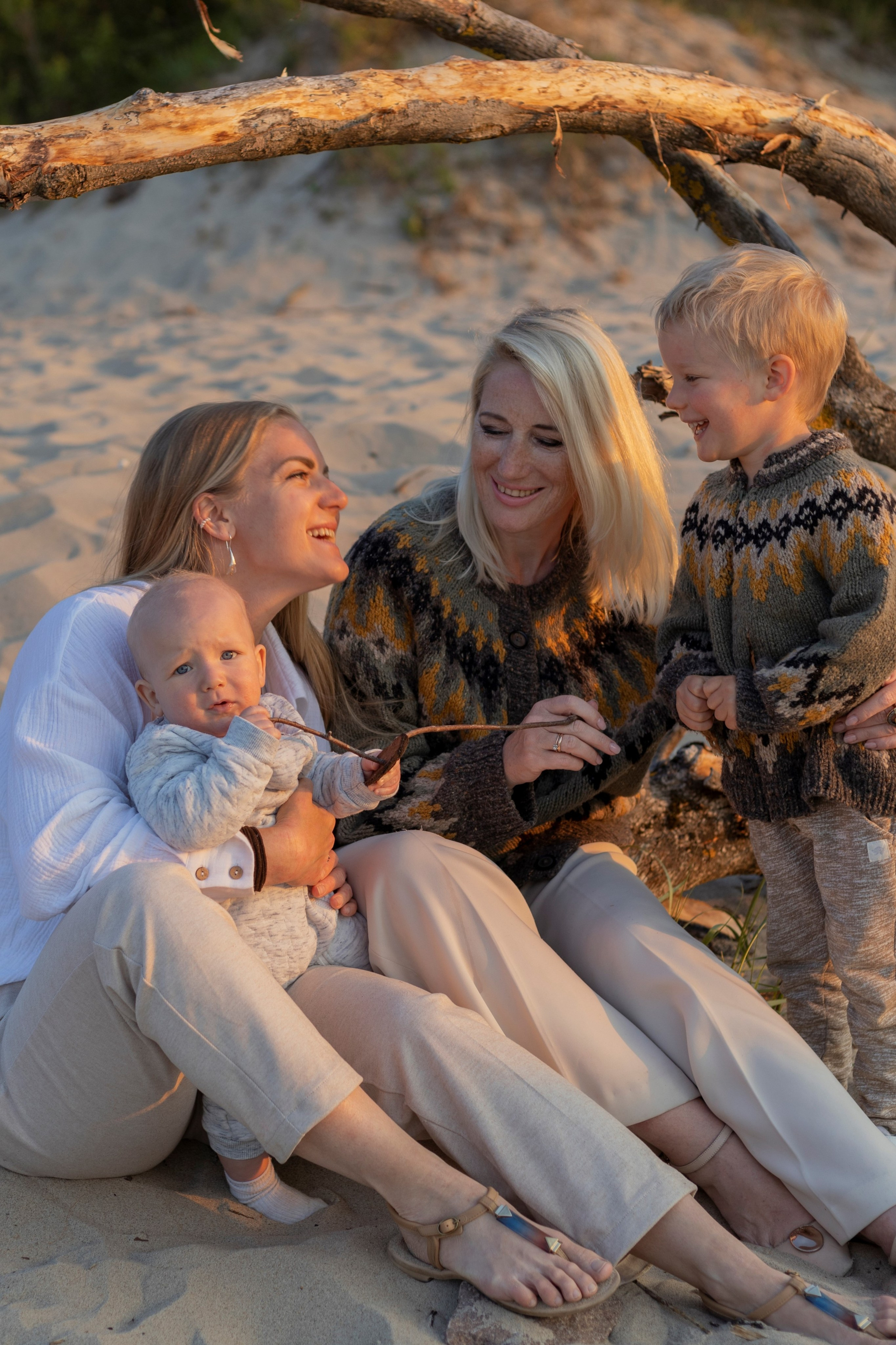 Семья на море в золотой час. Фотограф Анастасия Горлач в Калининграде