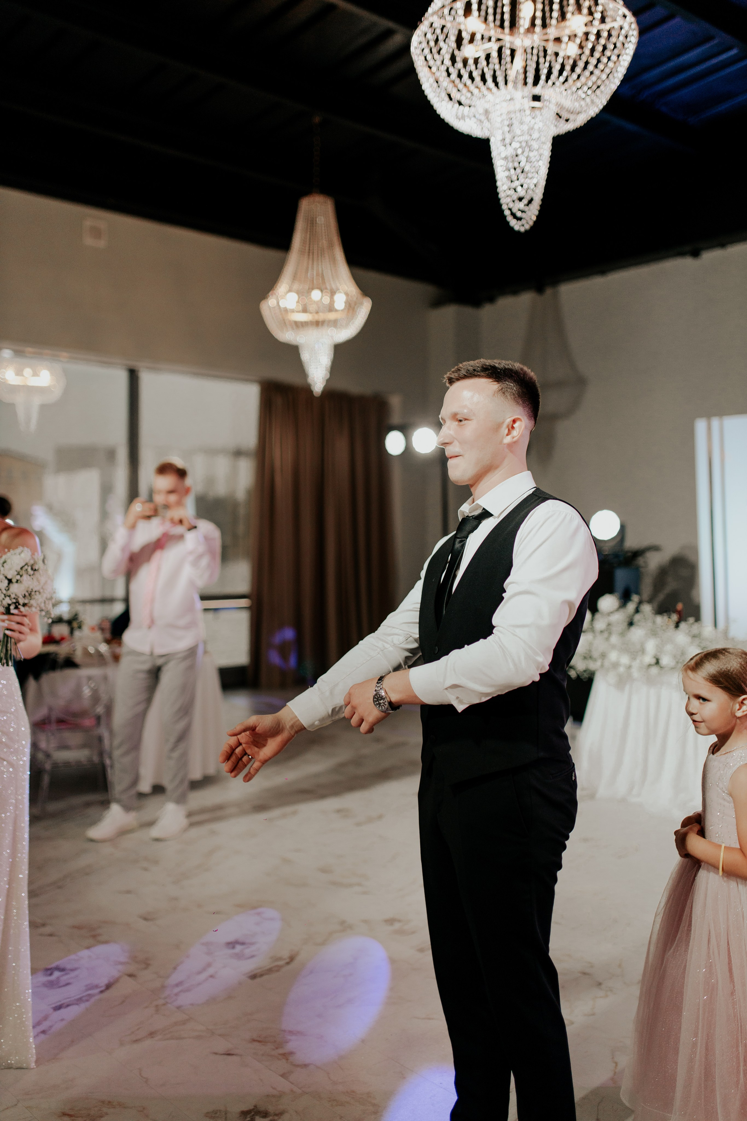 Жених улыбаются под светом гирлянд — атмосфера любви