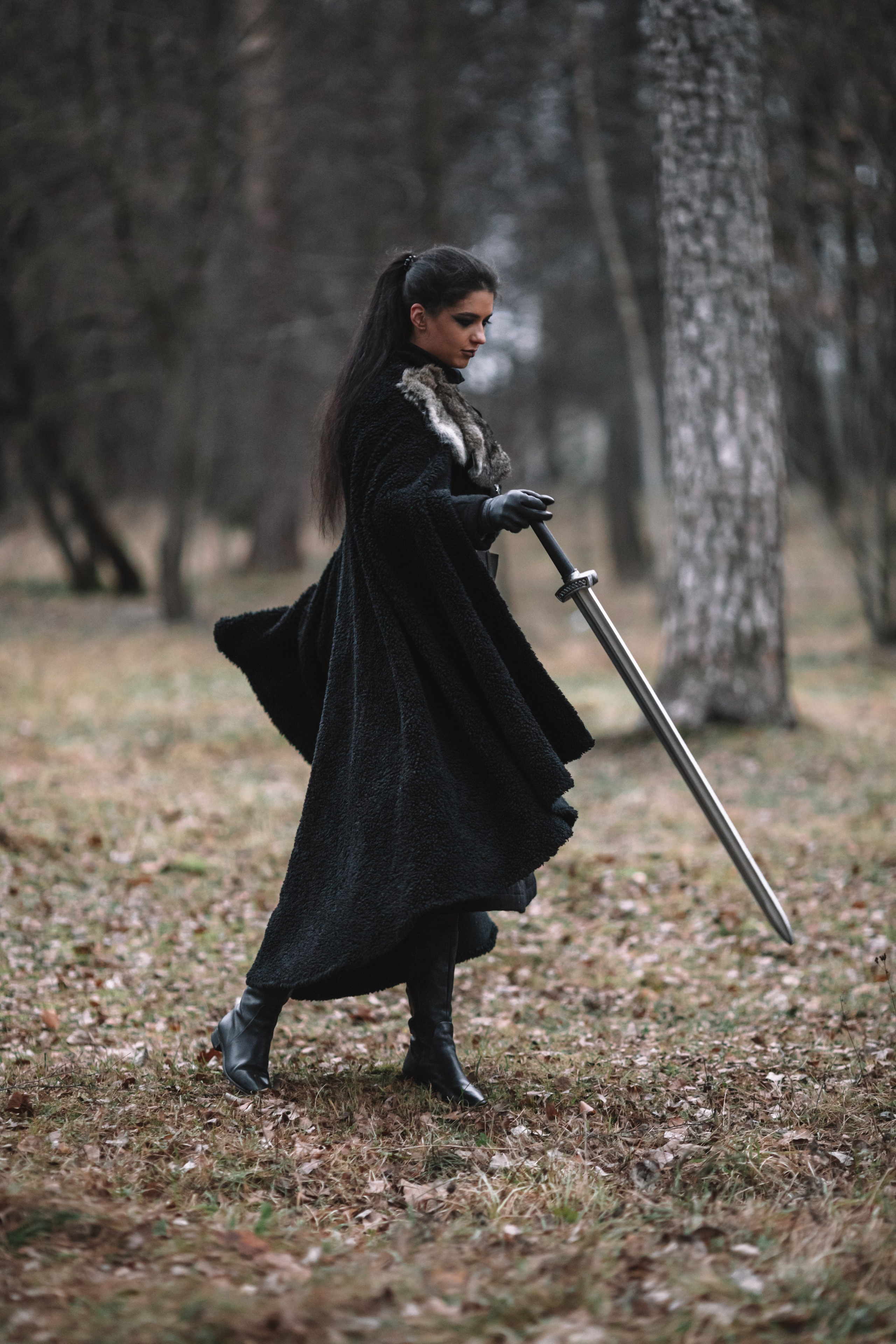 Наташа с фризом в костюме викинга. Фотосессии с лошадьми