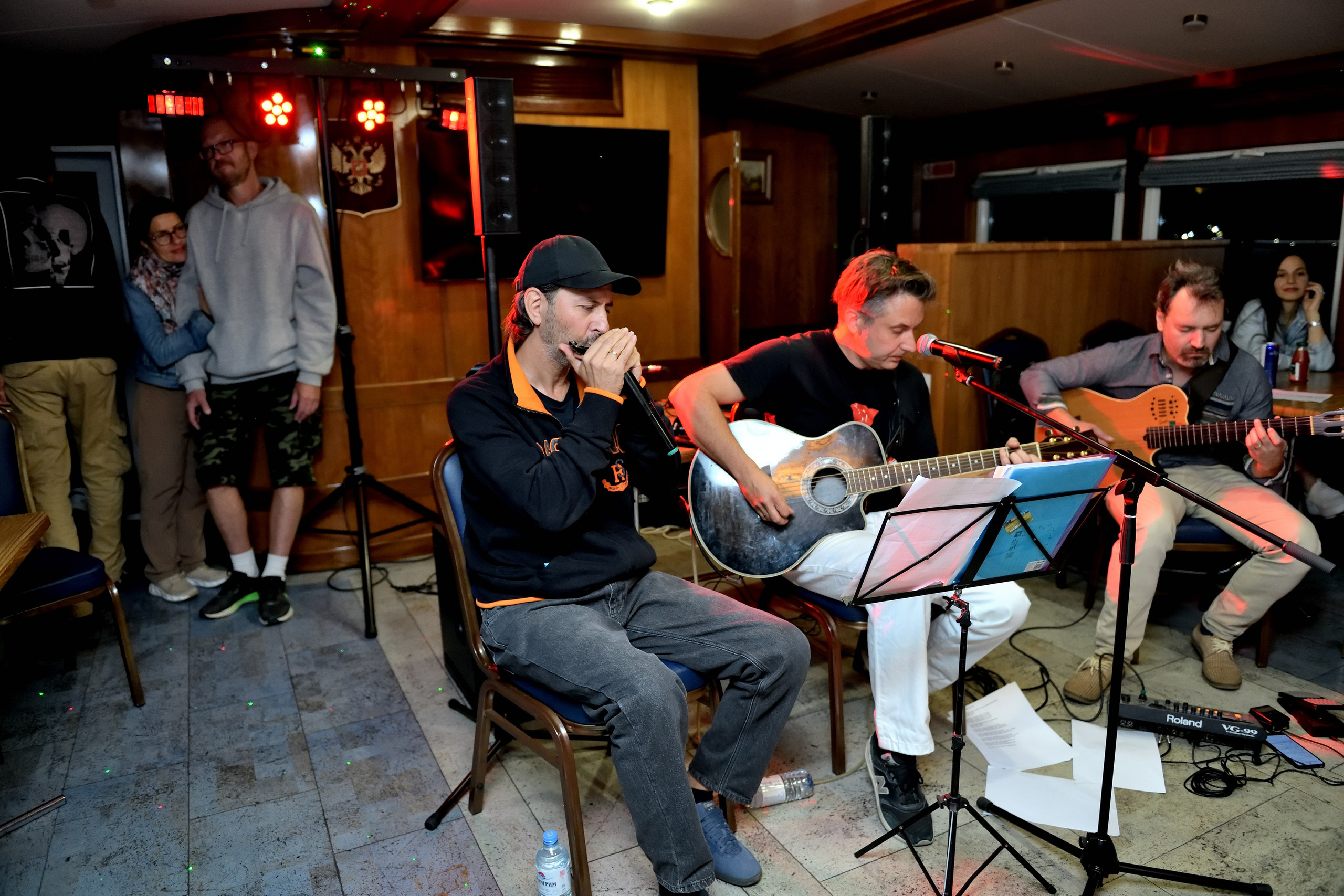 "Музыкант играет на губной гармошке".