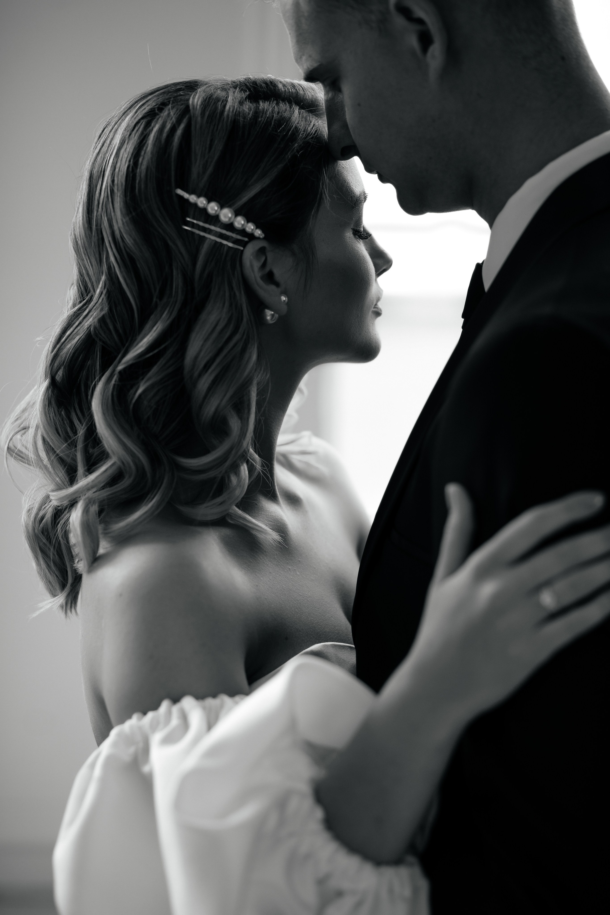 Гости аплодируют молодоженам после обмена клятвами на московской свадьбе, профессиональный свадебный фотограф из Москвы