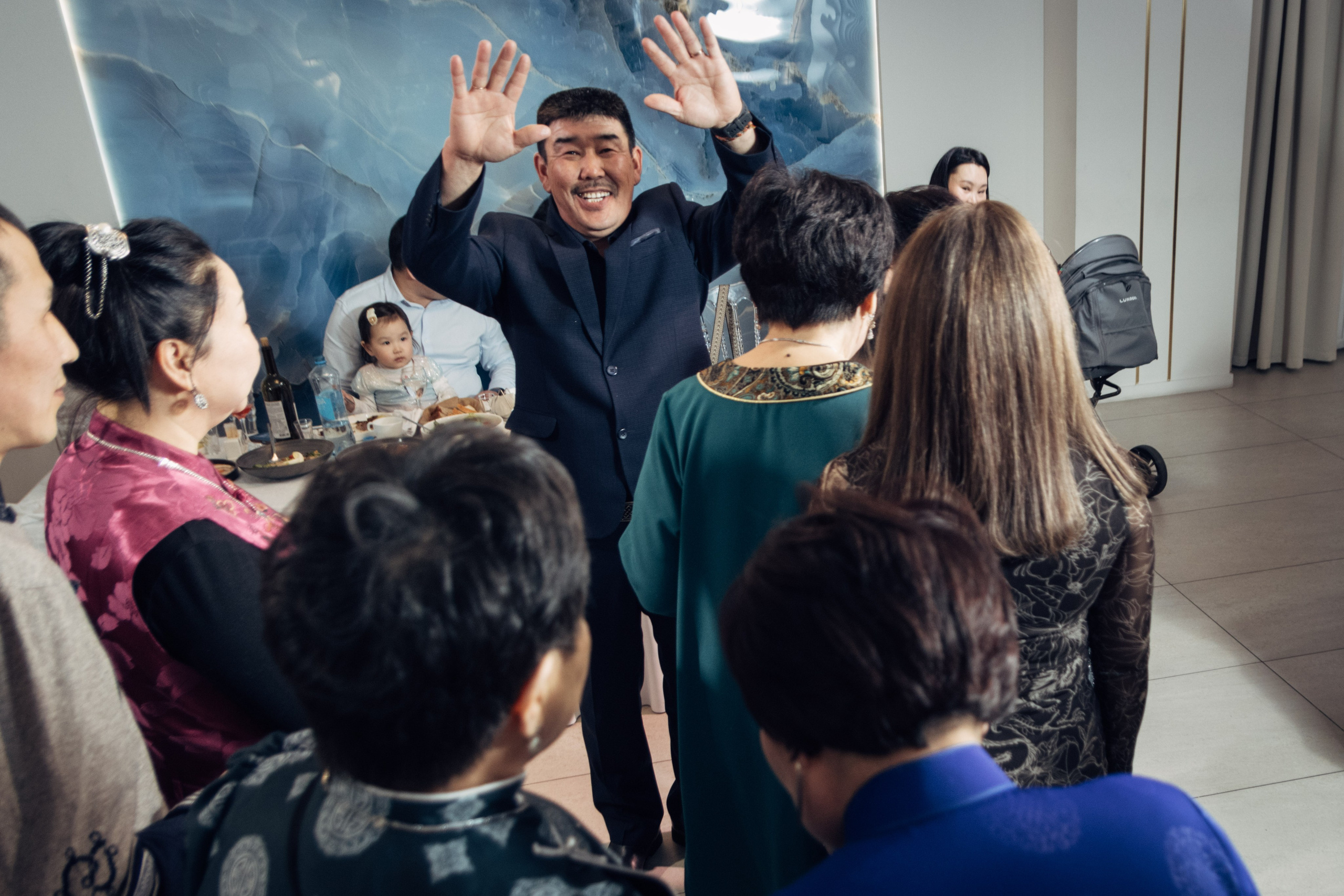 День рождения Любови в ресторане «Бурятия» — фотоотчёт праздника. Репортажный фотограф на дни рождения и юбилеи в Улан-Удэ — Алексей Раднаев