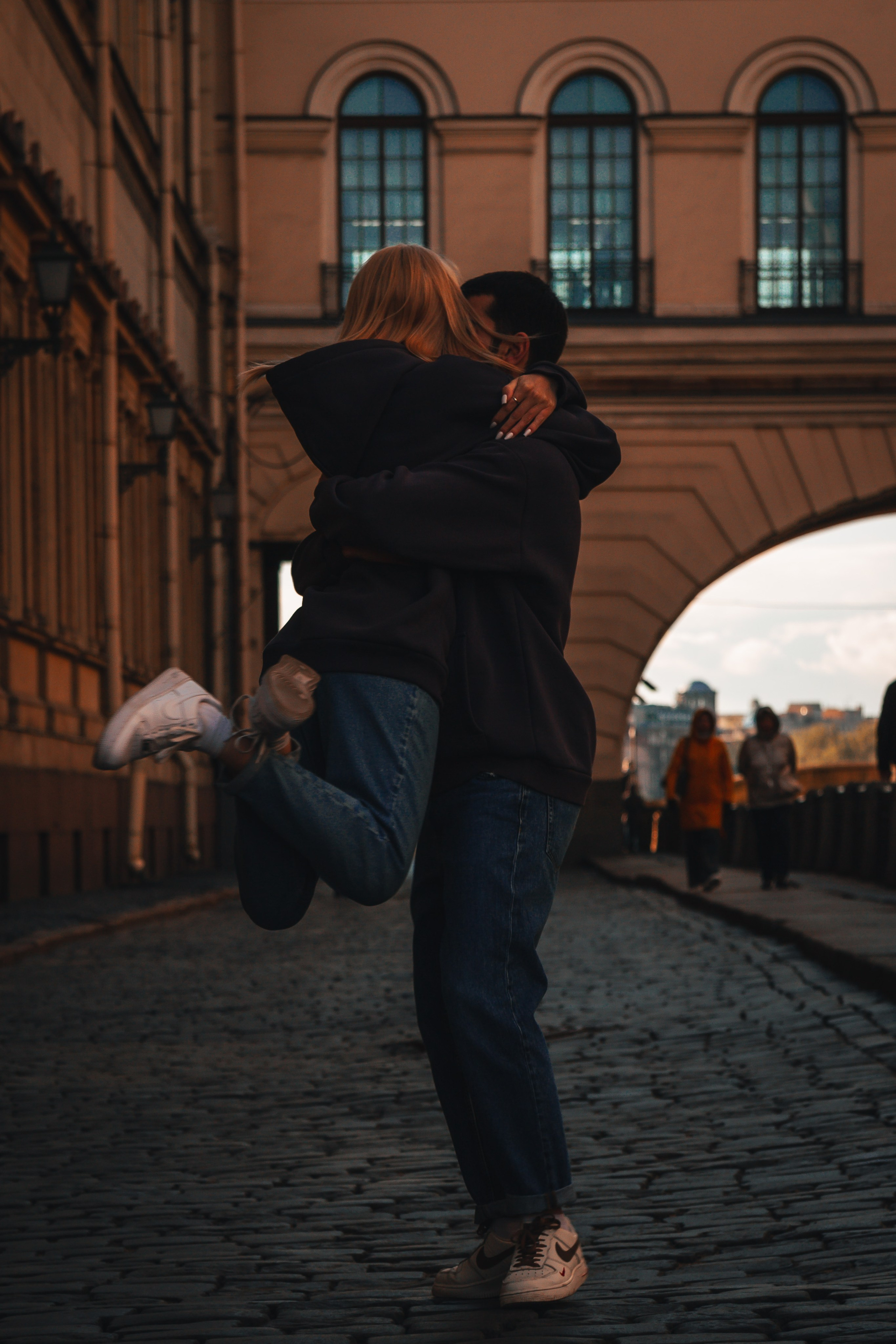 влюблённые гуляют по  Санкт-Петербургу 