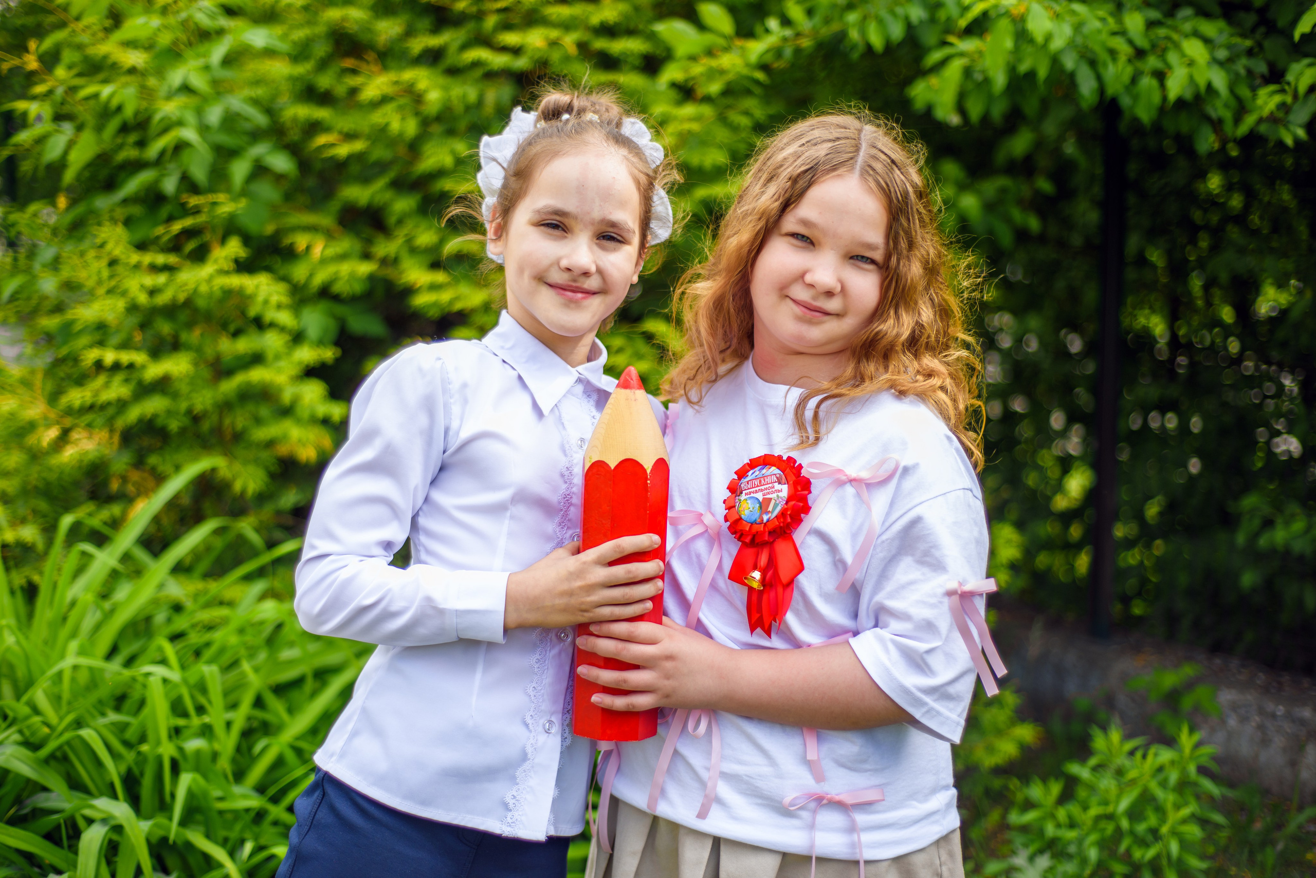Фотосъемка в школьном саду. Фотограф. Выпускные альбомы в Барнауле
