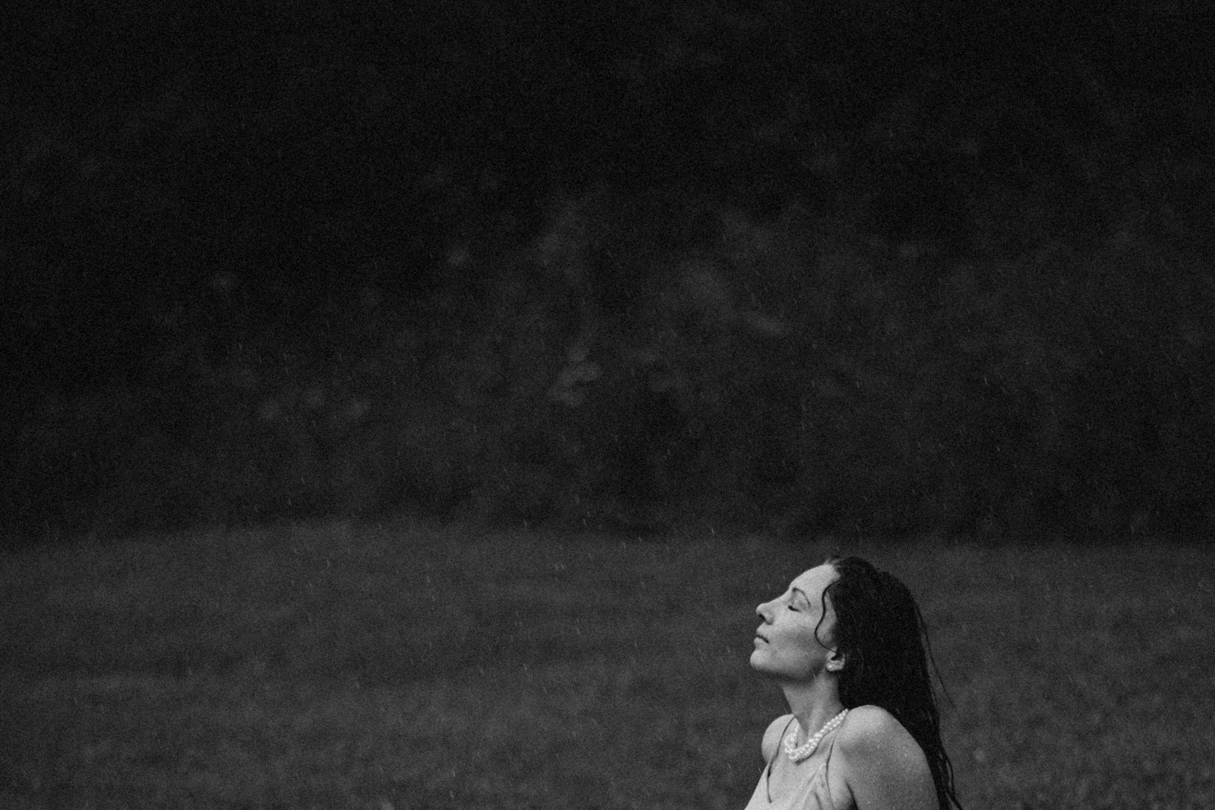 Чёрно-белая фотосессия в дождь