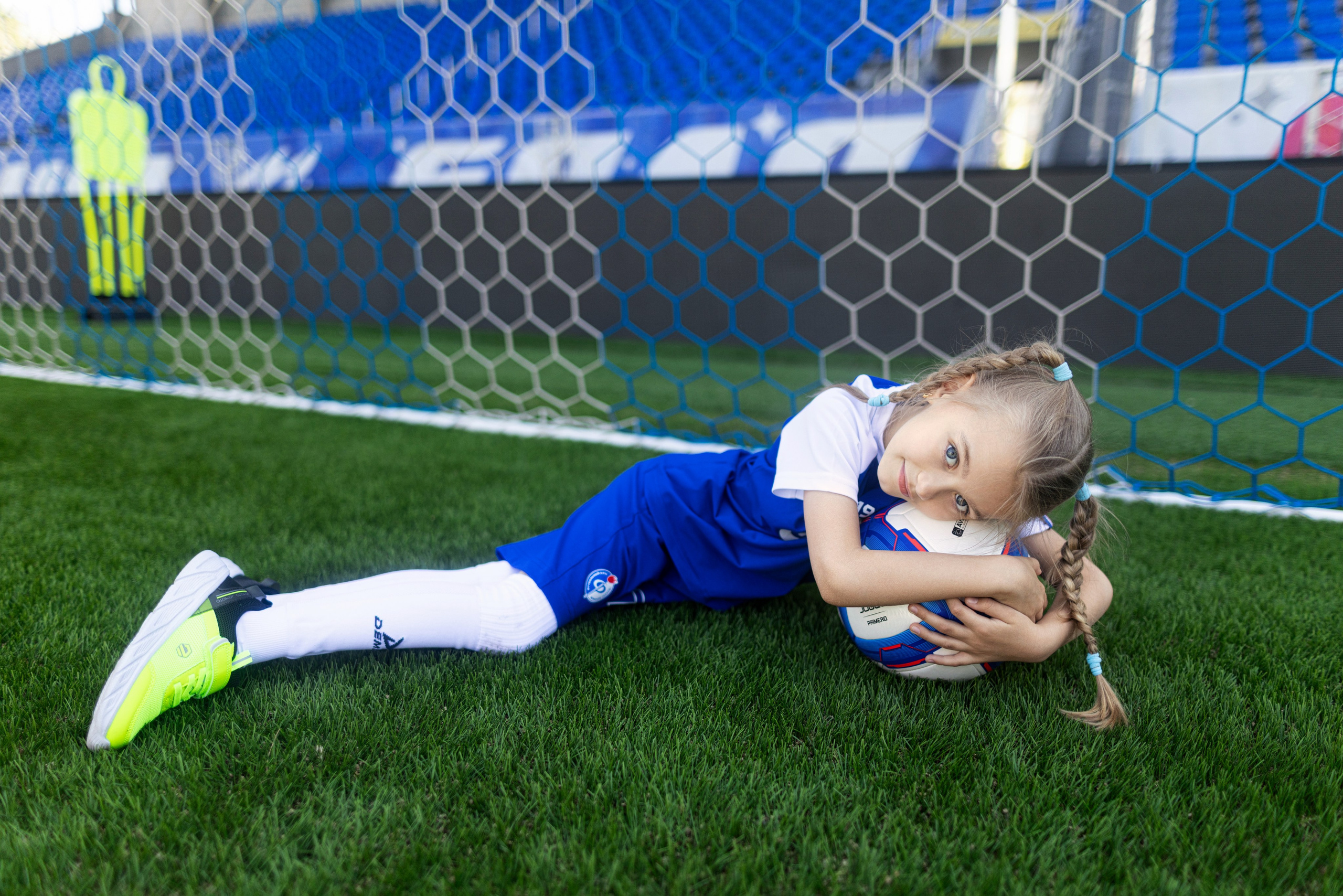 Детский портрет с Алисой на футбольном стадионе. Дмитрий Шульгин, портретный фотограф в Воронеже