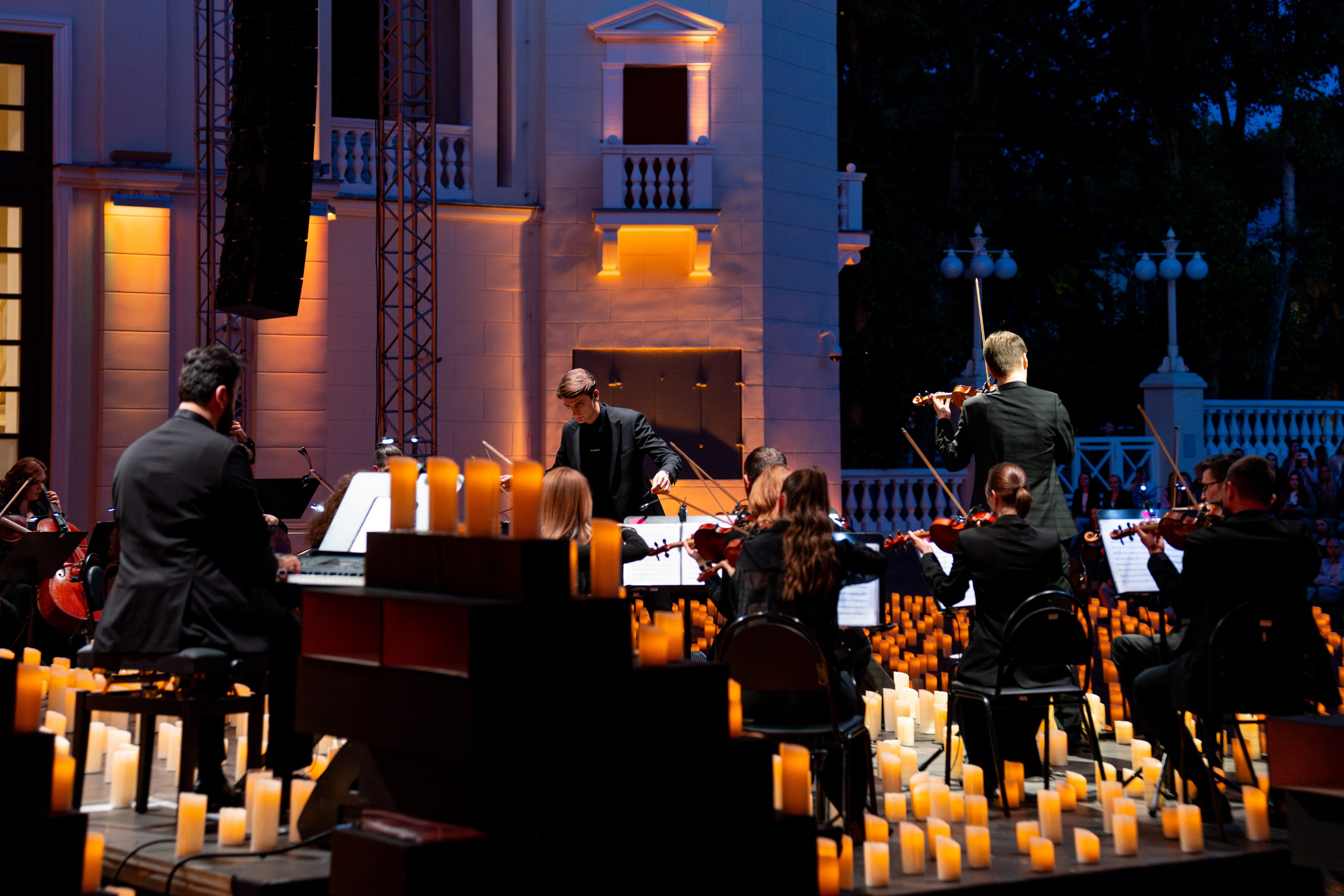 Симфонический оркестр Lumisfera при свечах. Фотограф Никита Комаров