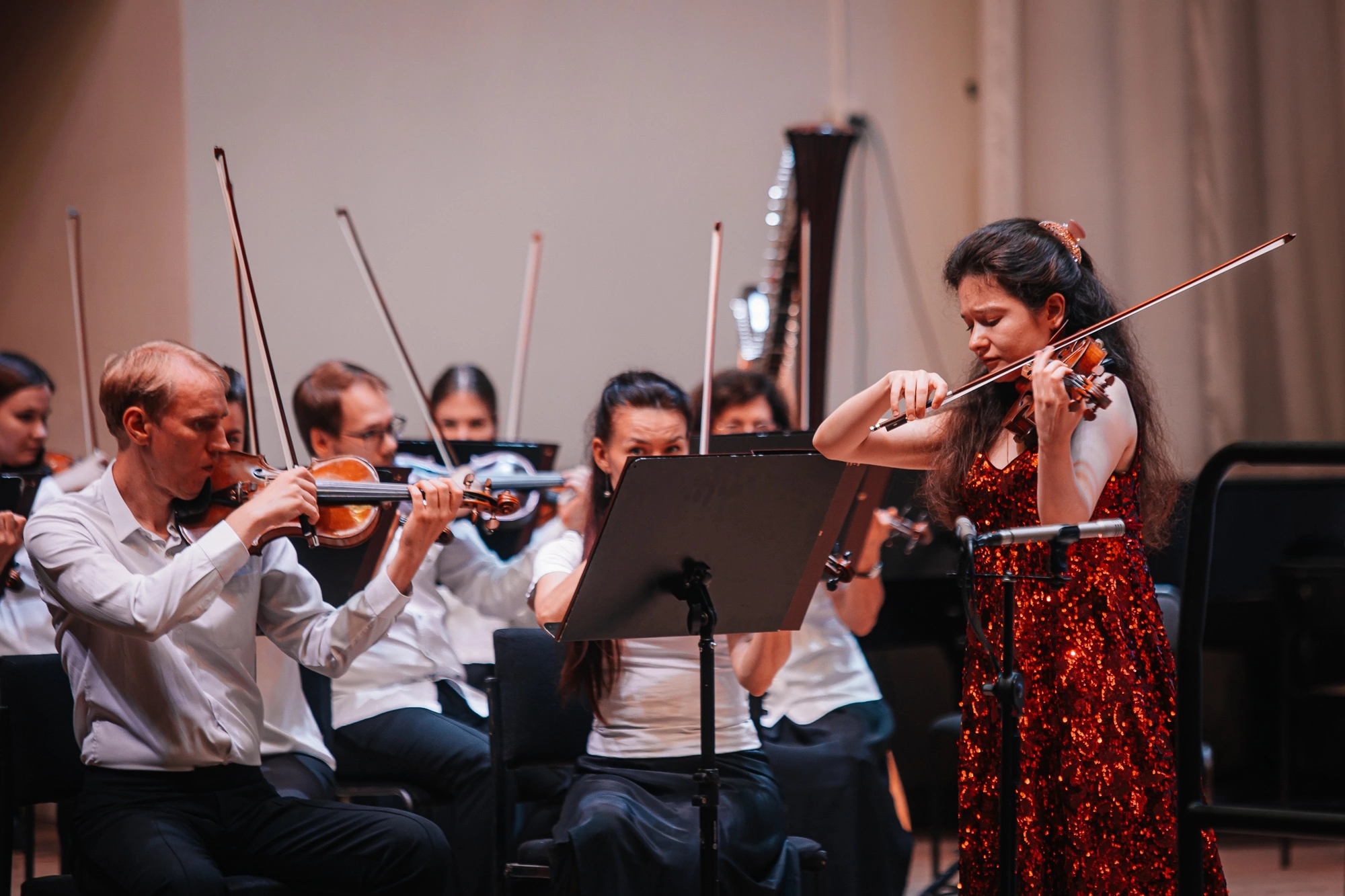 На сцене. Скрипачка Анна Савкина