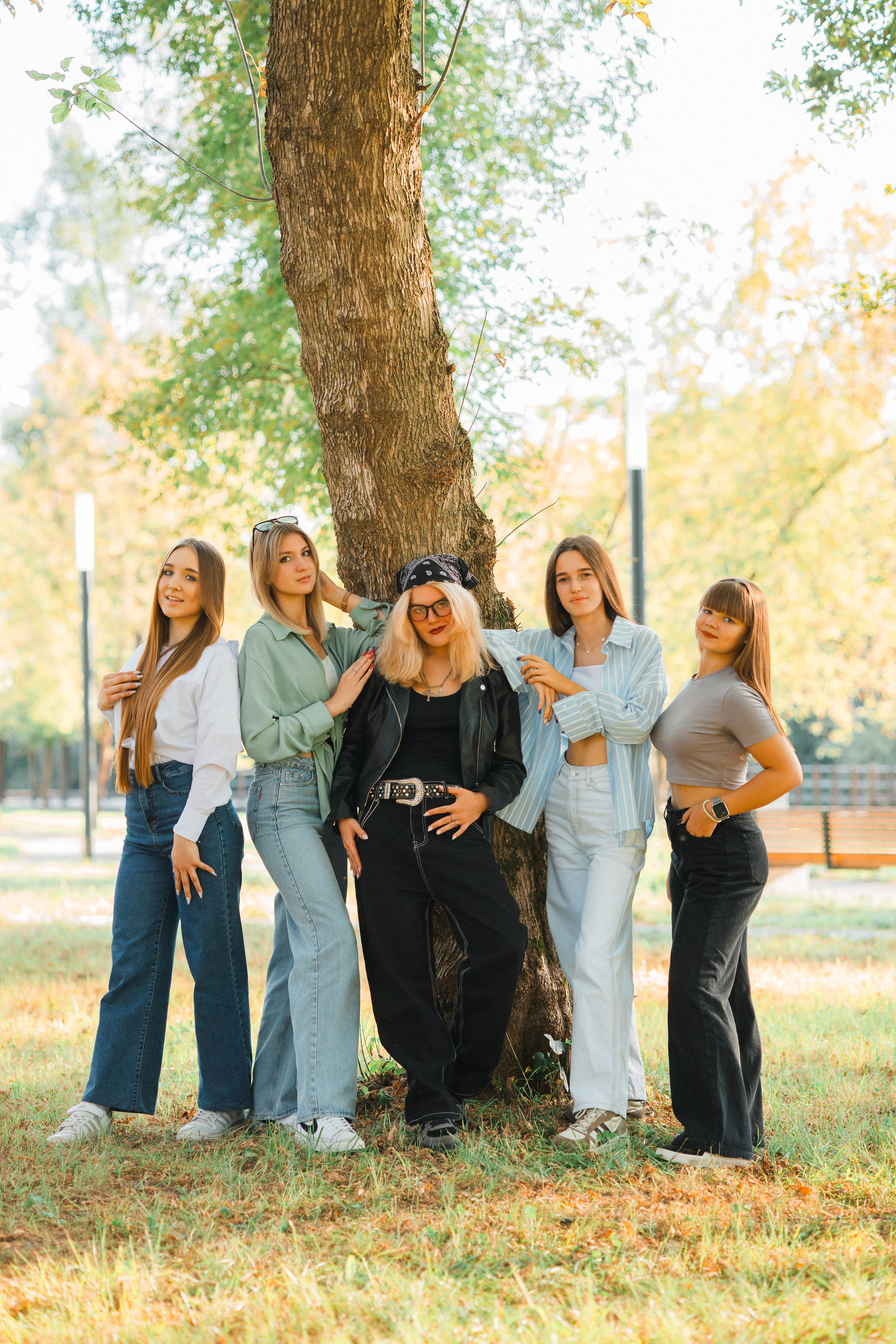 Прогулочная фотосессия на выпускной альбом с 11 классом в Серпухове. Выпускные альбомы в Серпухове