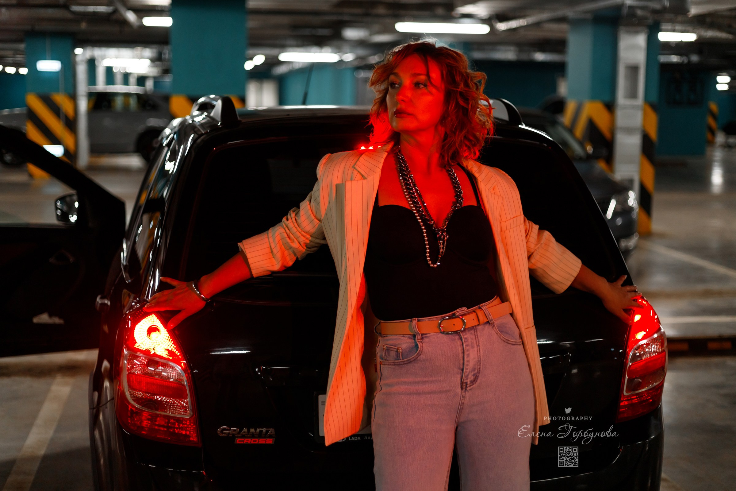 Красный свет. Татьяна. Июнь 2025. Фотограф Пермь. Свадьбы. Семья и дети, школа, д. сад. Фотокниги