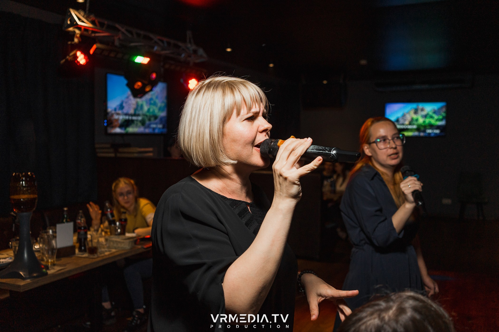 Бумажный дом в баре «Друзья»