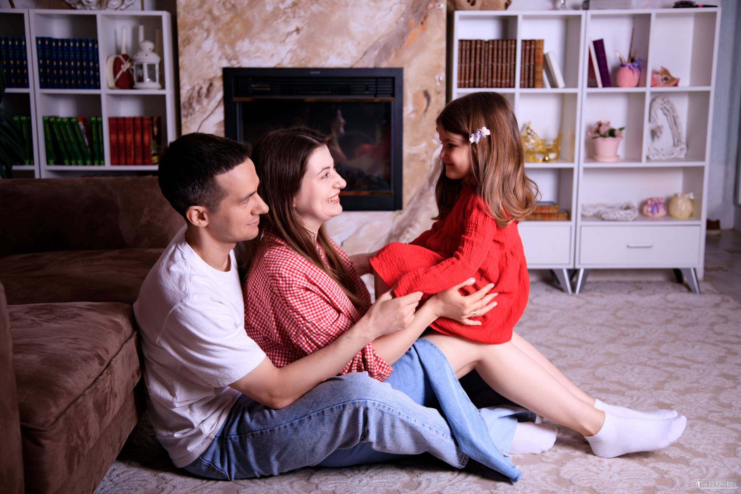 Семейная фотосессия: мама, папа и малыш | Портфолио Fotogen. Интерьерная фотостудия FOTOGEN г. Краснодар