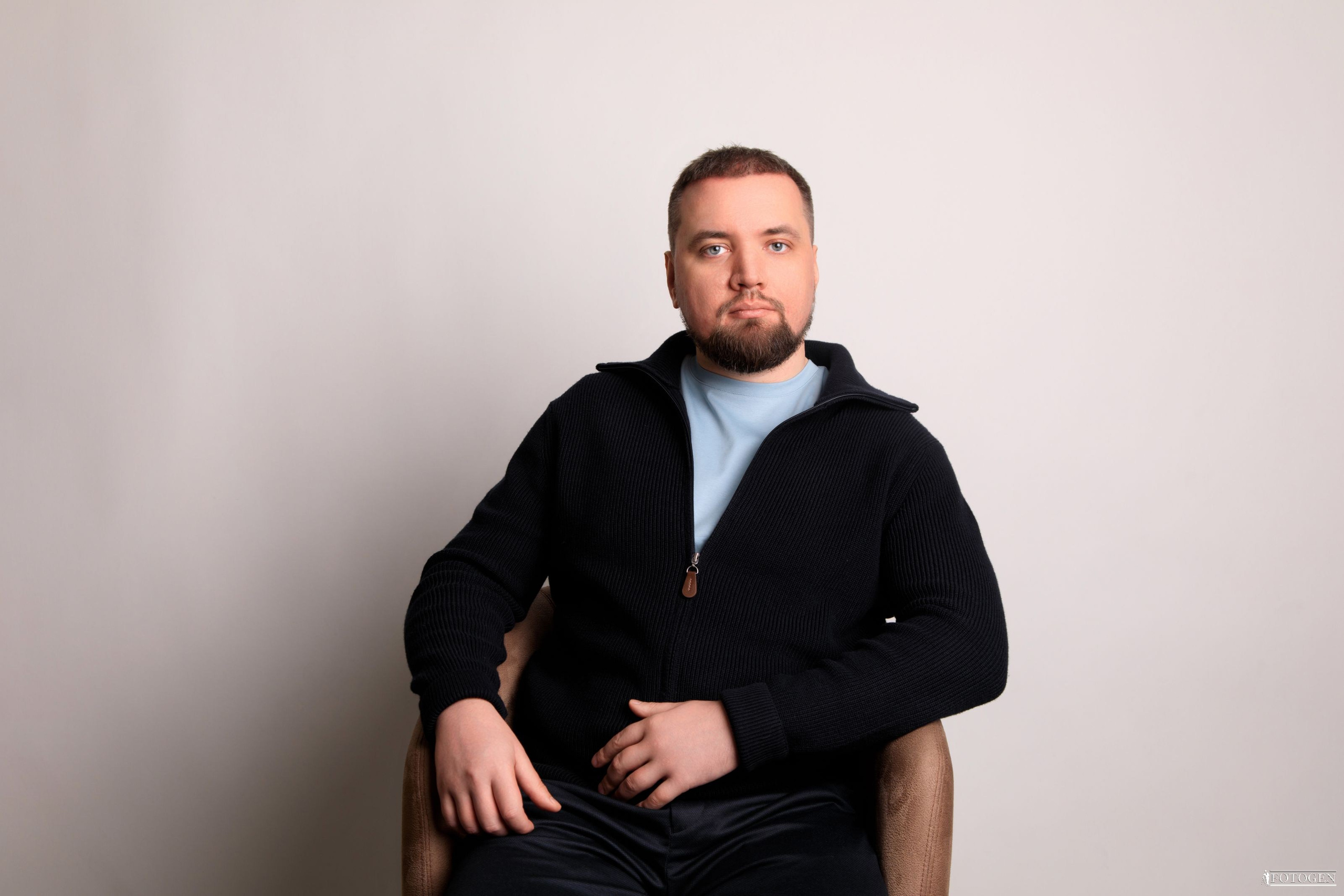 Профессиональная мужская фотосессия в Fotogen: Ваша история в кадре. Интерьерная фотостудия FOTOGEN г. Краснодар