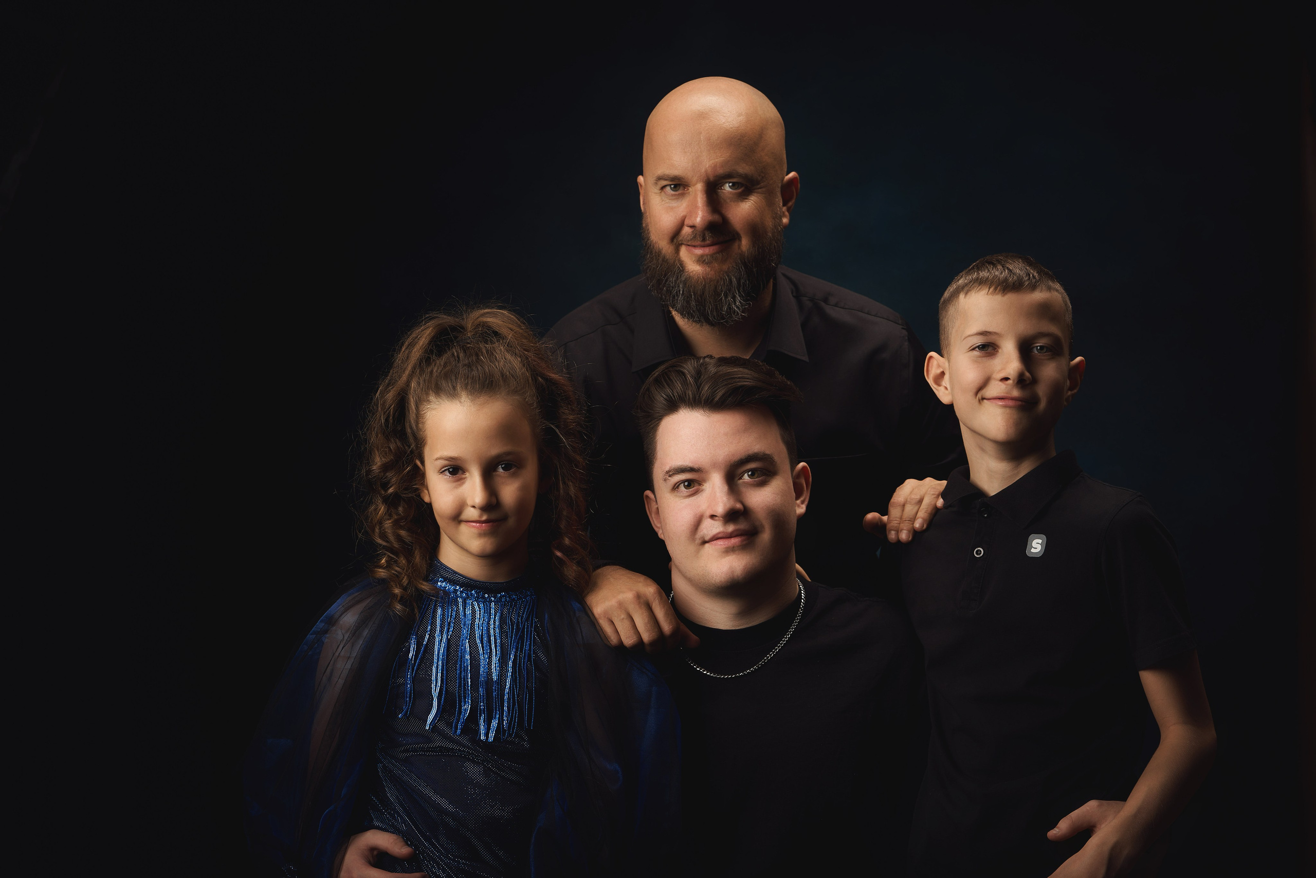 Портретная семейная фотосессия в студии. Семейный фотограф Евгений Опарин