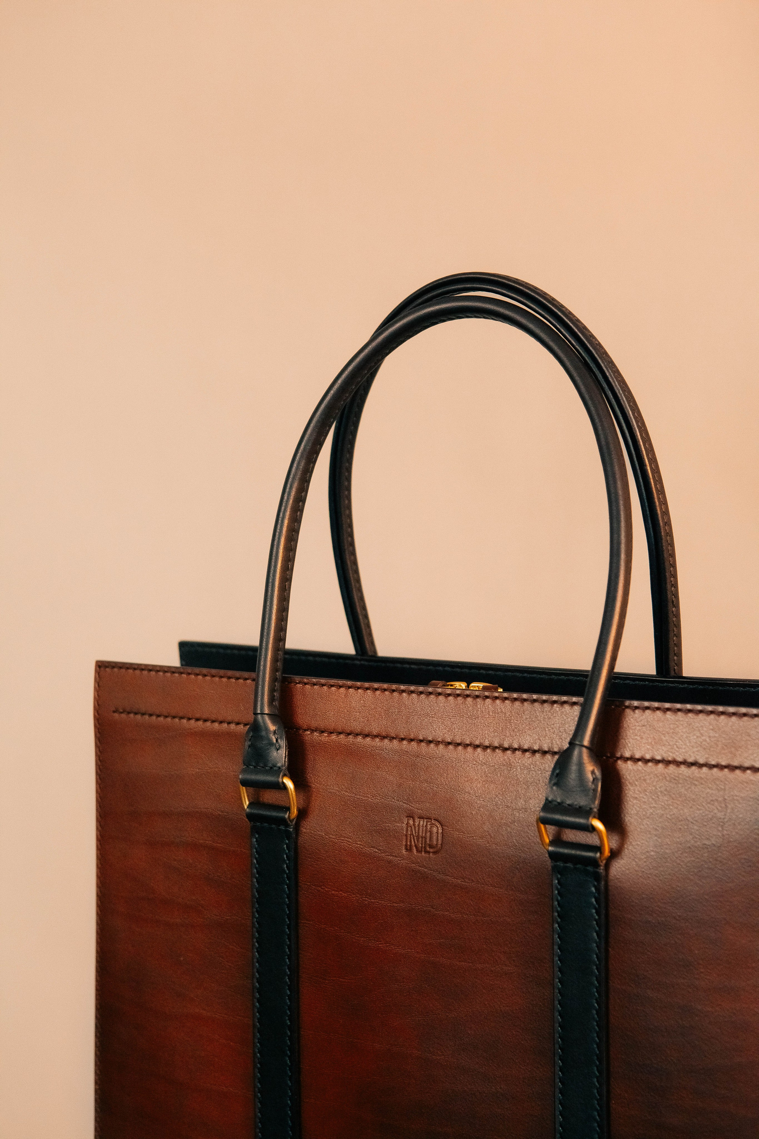 Анна Гречаная и изделие Дана Настаса 💼. Фотограф Ольга Крукле