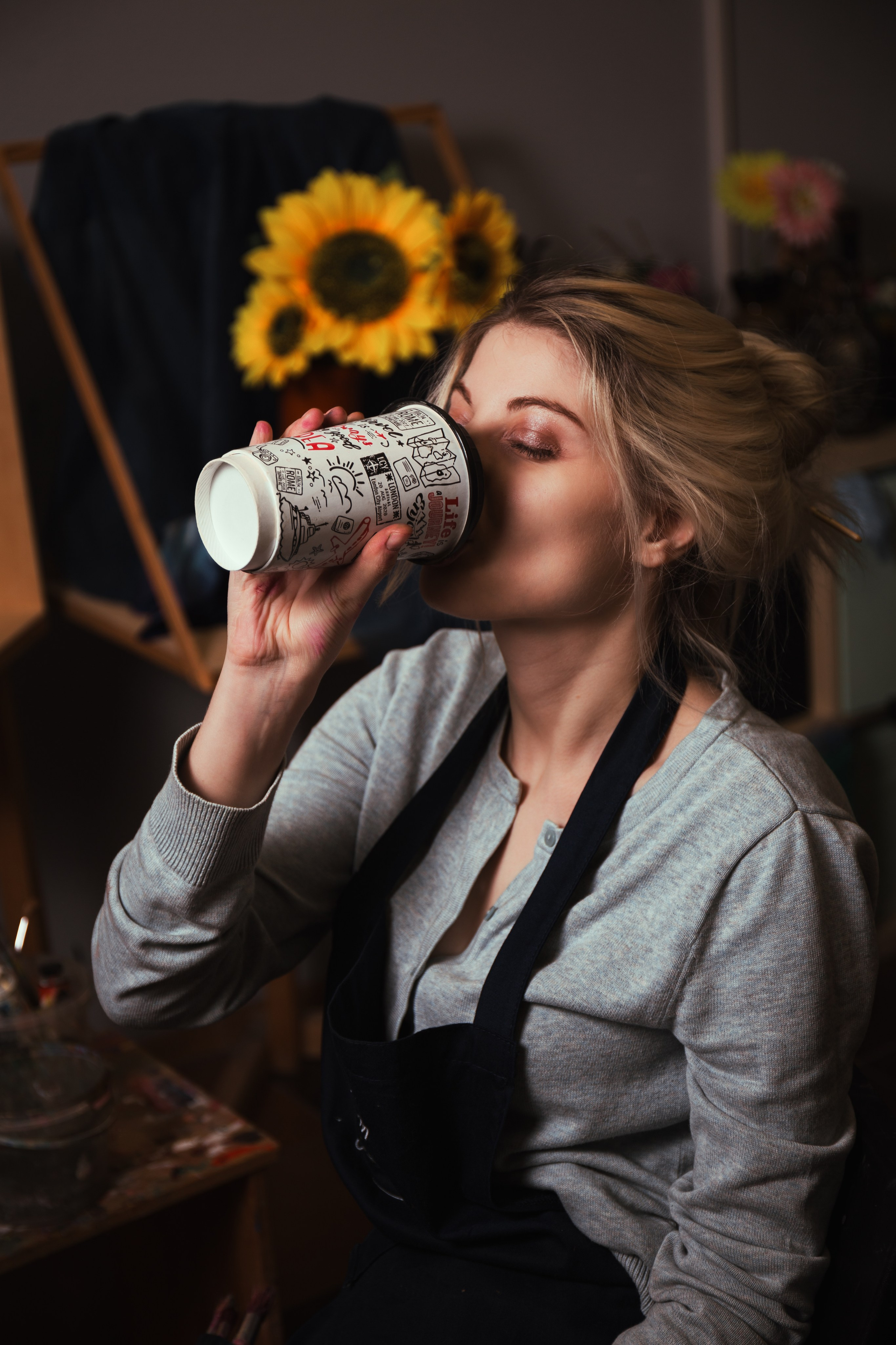 Погрузитесь в мир искусства: девушка рисует в студии, окруженная красками и кистями. Эмоциональные и вдохновляющие моменты, запечатленные в фотографиях. Откройте для себя атмосферу творчества и искусства в нашем альбоме 'Художественная атмосфера'. Девушка, Красивая дувушка, Красотка, Хужожесвенная, Художественная сутдия, Мальберт, Рисование, Краски, Фотосессия, Блоднинка, Творческая, Студия, Чудеево, Кофе, Кисти, Акверель, Портрет, Картина, Исскуство, Позирование, 