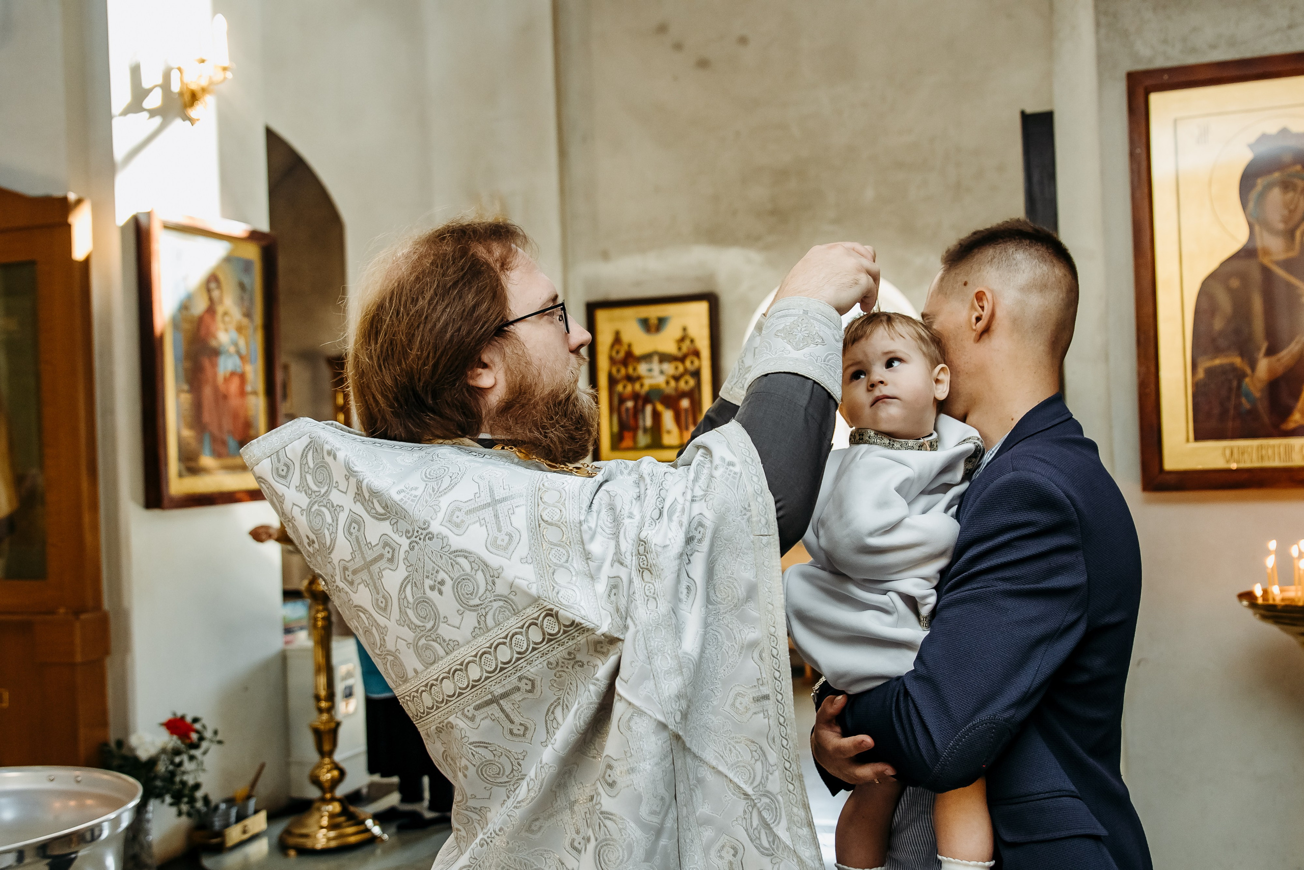Ритуал крещения: освящение воды в купели для новорожденного