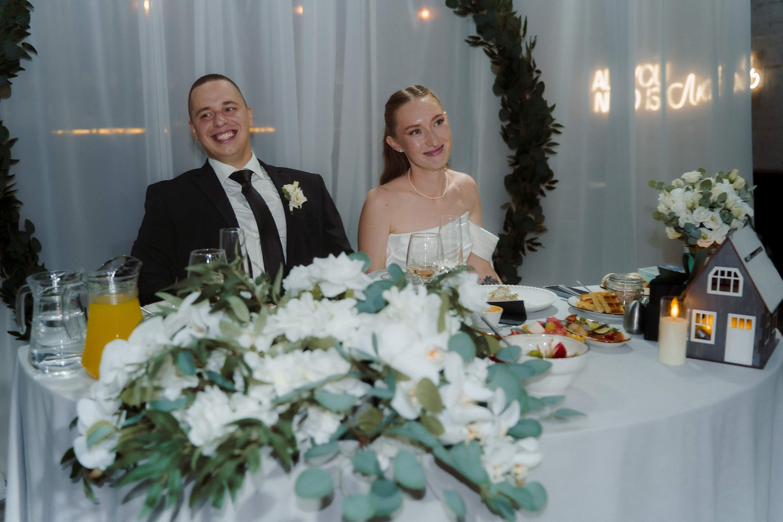 Анна и Илья за праздничным столом в Event Rest — свадебный банкет