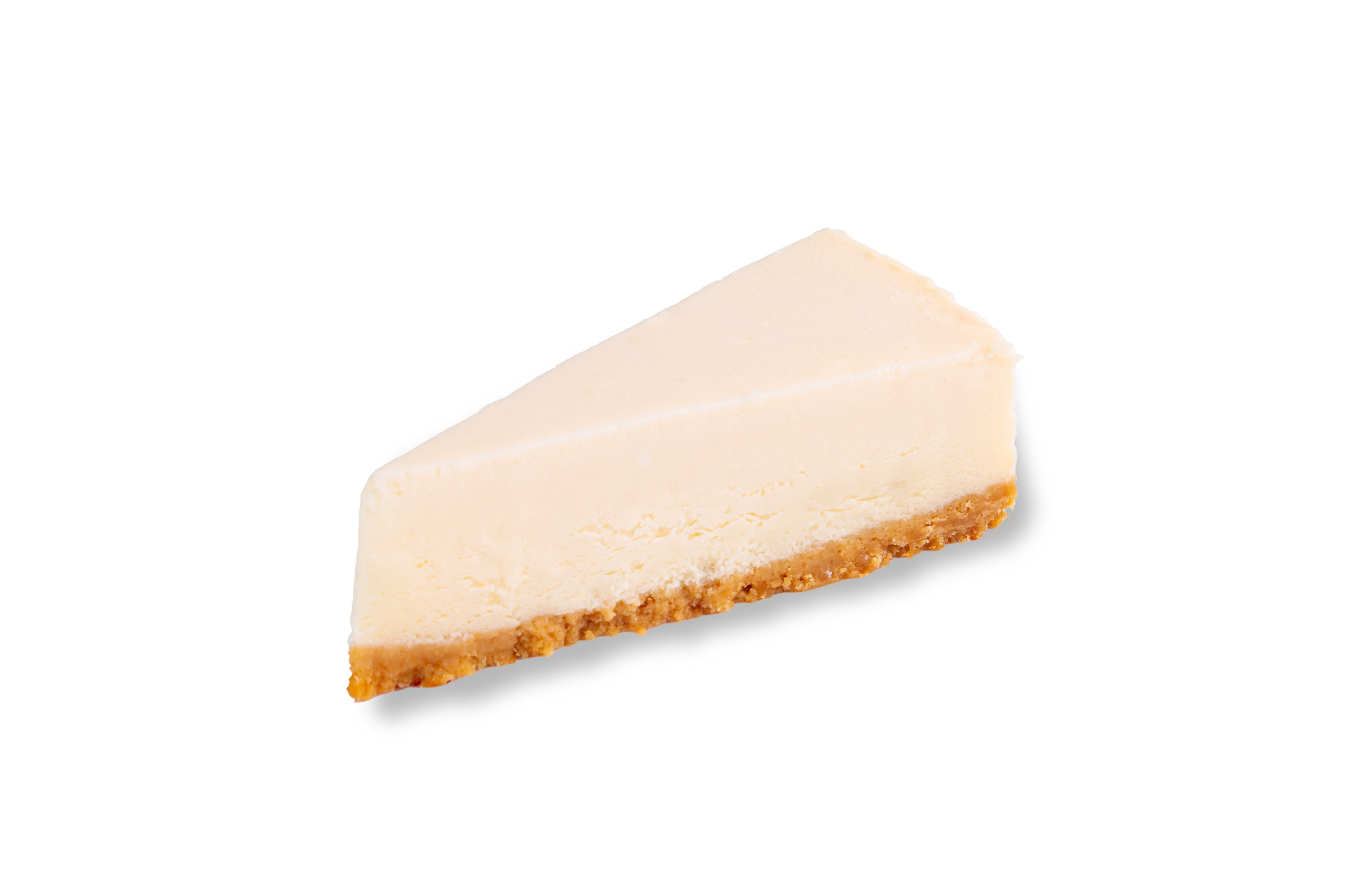 Порционный кусок классического чизкейка на песочной основе, снятый на чистом белом фоне для меню и доставки ресторана