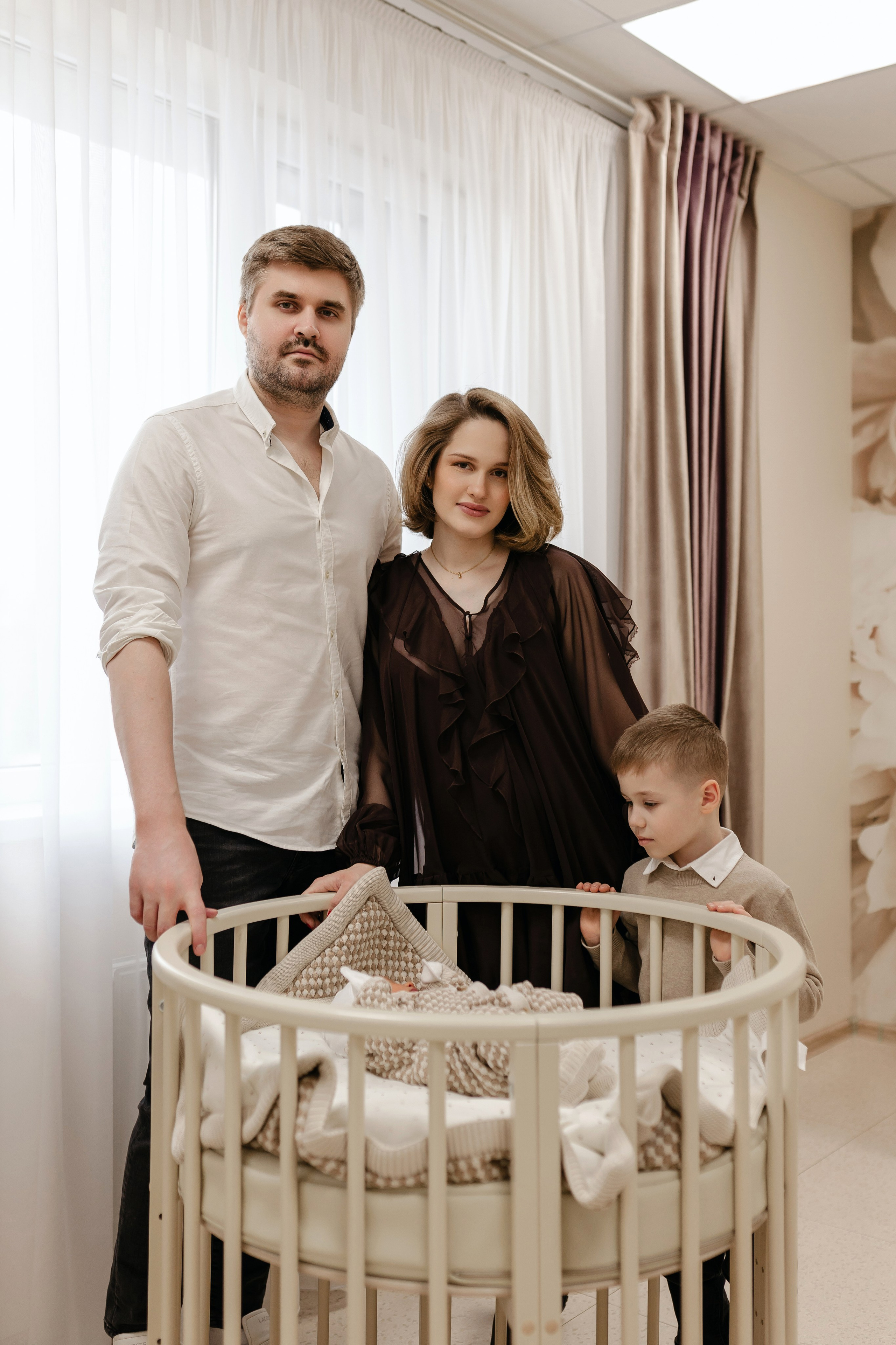 Фотограф на выписку из роддома в Краснодаре, выписка из Екатерининского роддома, фотограф Яна Морева. Семейный фотограф в Краснодаре Яна Морева