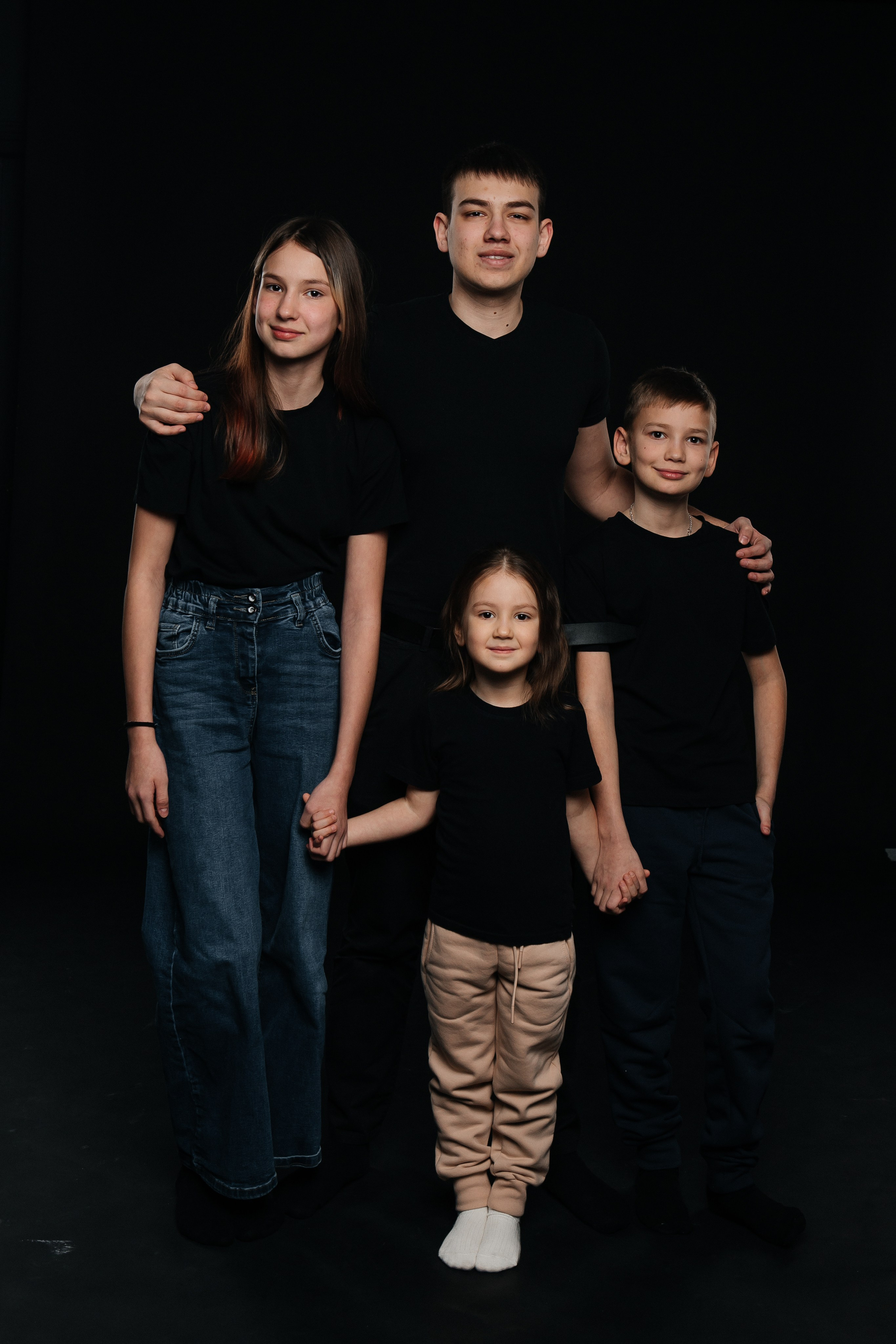 Семья Марии и Евгения. Фотограф в Иркутске Анастасия Кись. Студийная фотосессия беременности в тканях Иркутск. Семейная фотосессия, ПОРТРЕТ «ПОКОЛЕНИЕ»