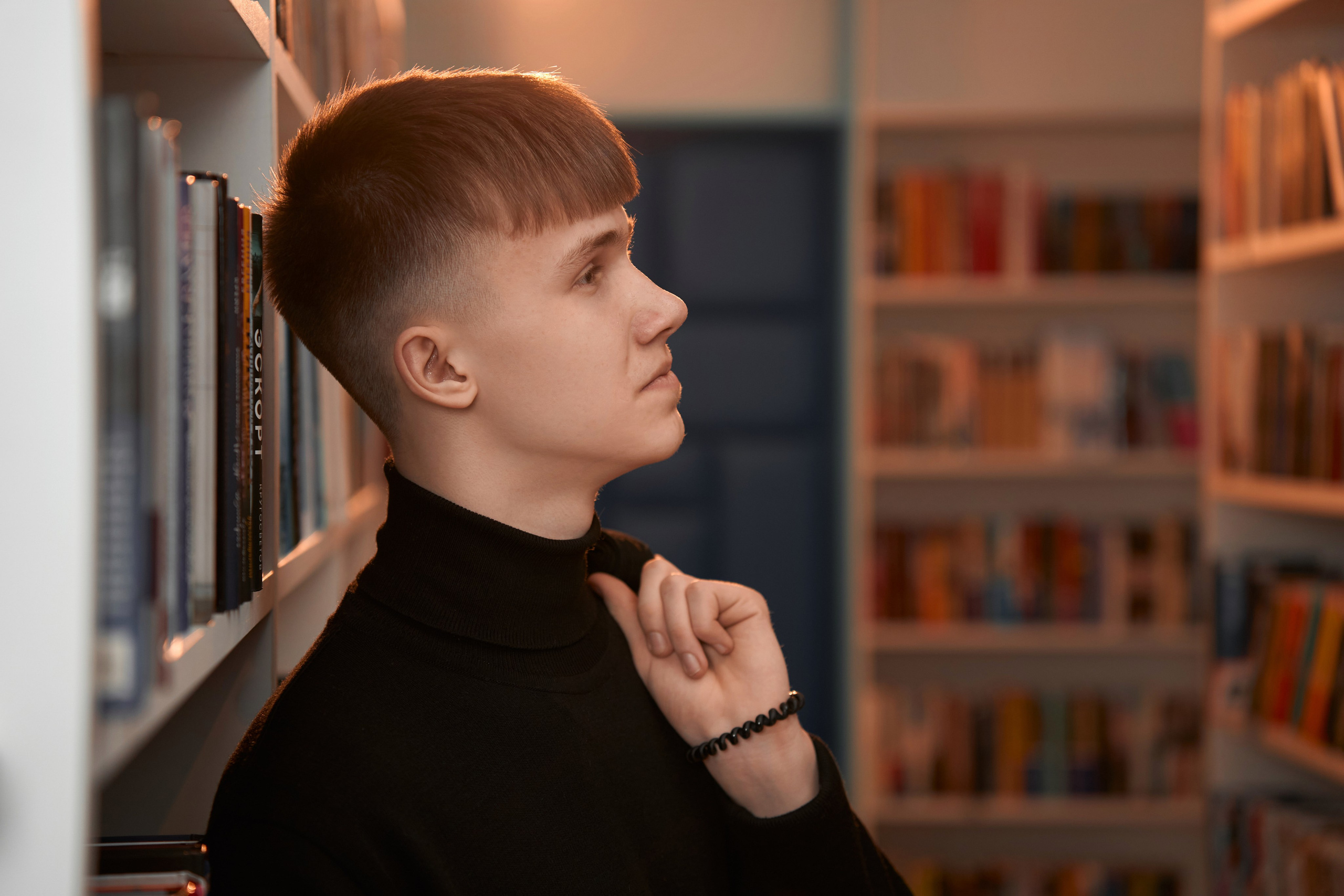 Артём в библиотеке. Фотограф и видеограф Павел Серобабов