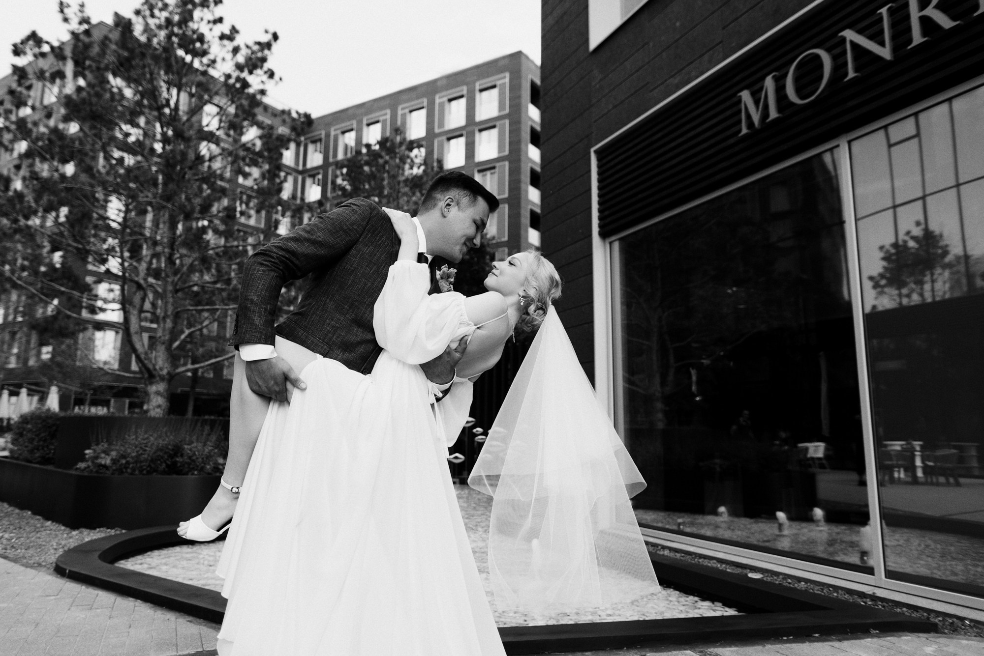 Свадебный фотограф в Тюмени — Фотосессия Тимура и Лизы в городском стиле. Портретный фотограф Тюмень Дарья Мустафина