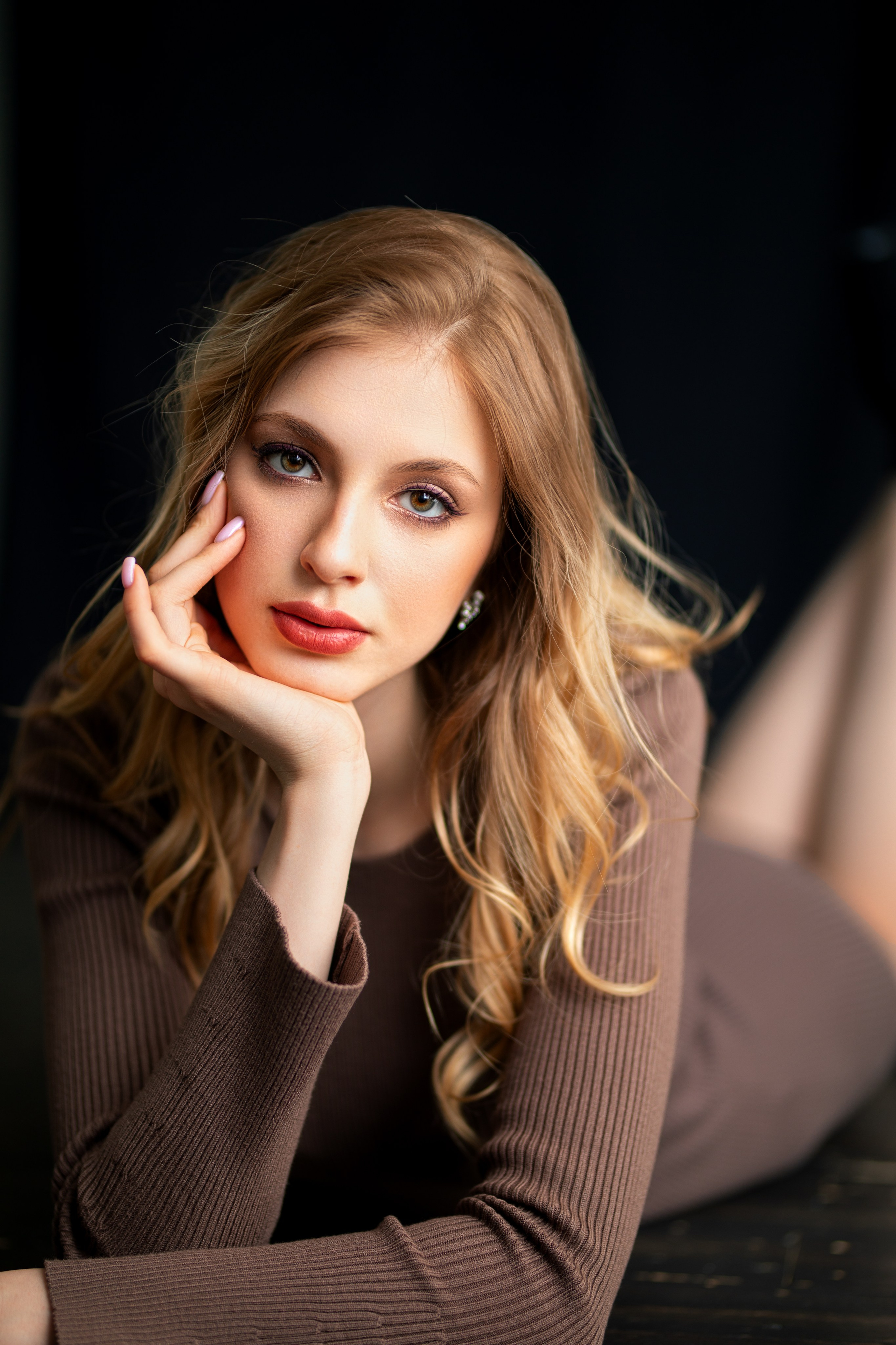 Съемка с Ксенией в студии с минимальным интерьером в формате для «себя»