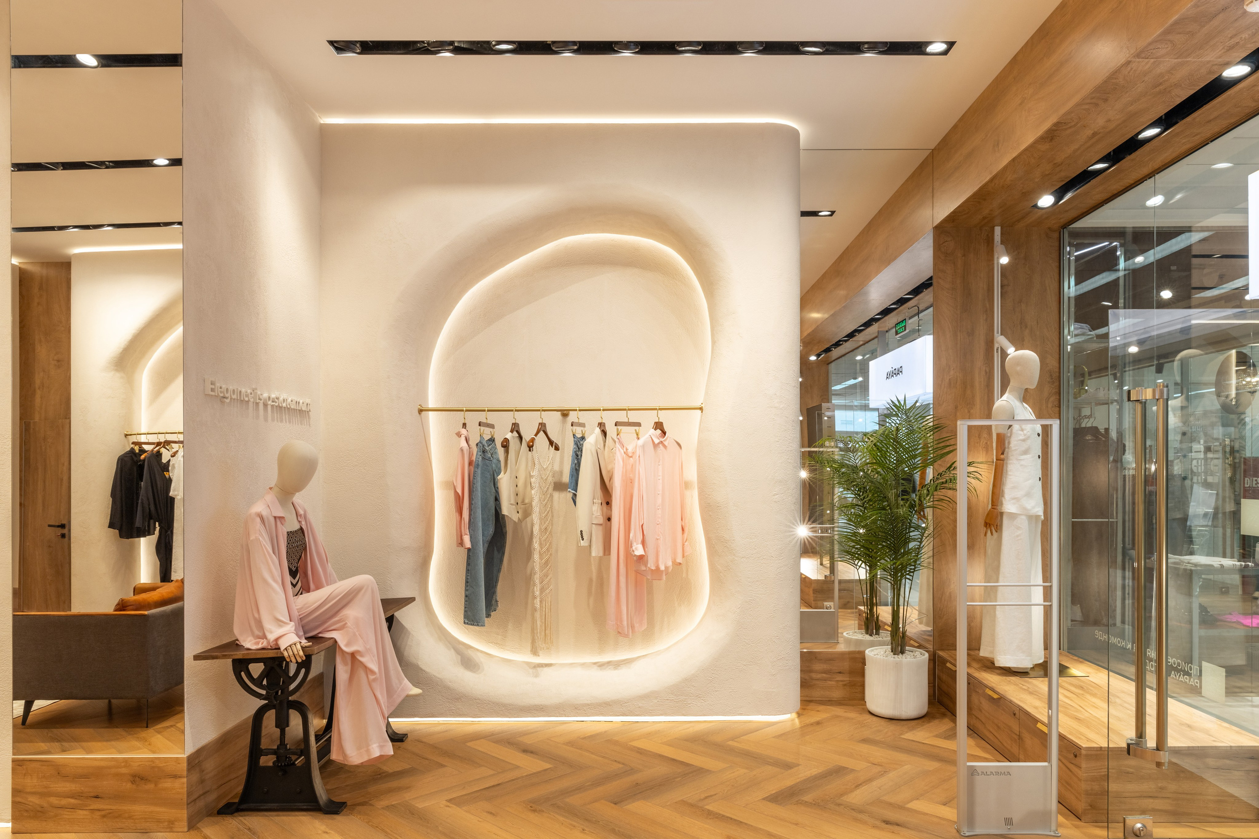 Флагманский магазин одежды, бренд PAPAYA ТЦ Сити, г. Краснодар