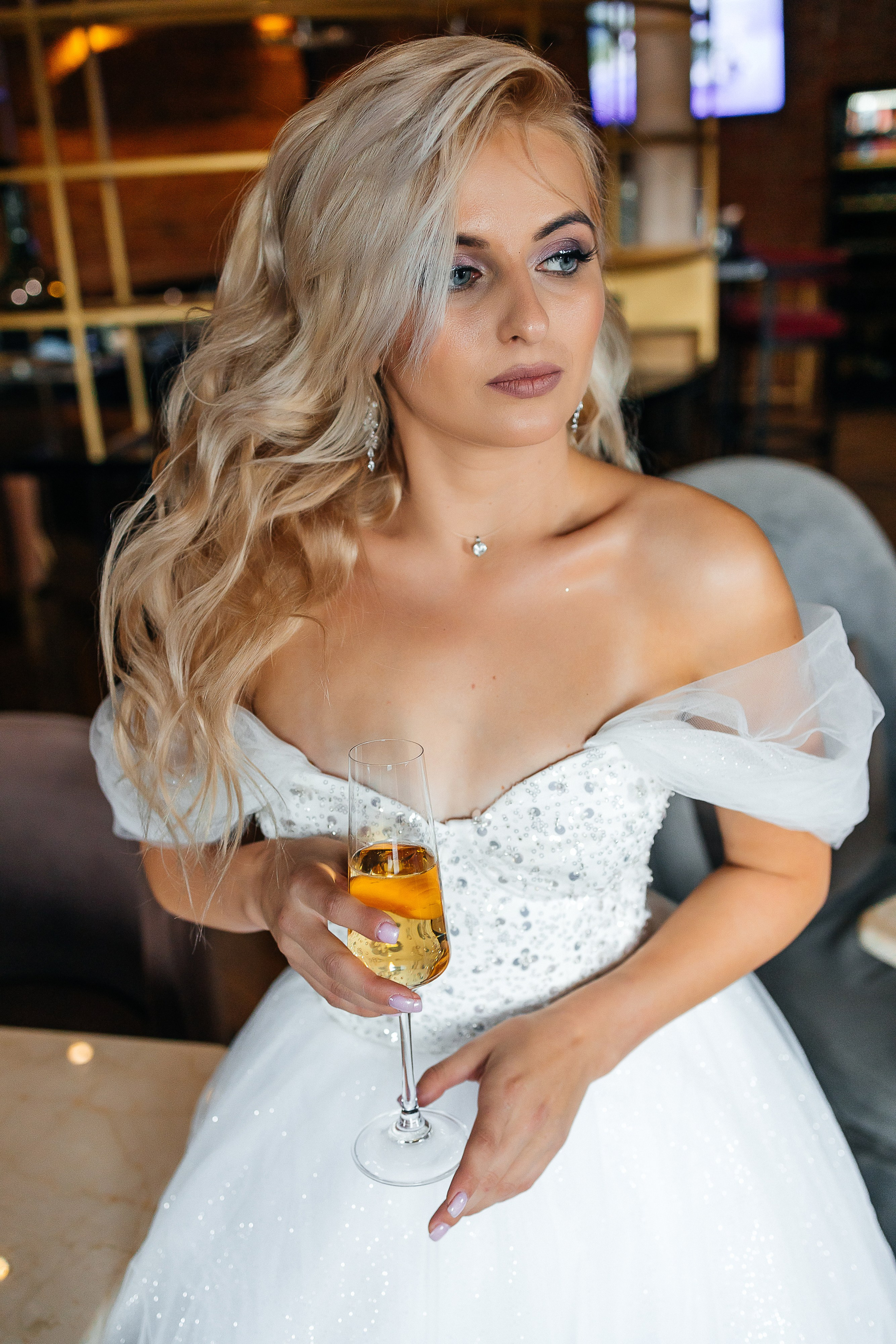 Стильная фотосессия пары в интерьерах ресторана. Олег Сверчков | Свадебный фотограф Вологда