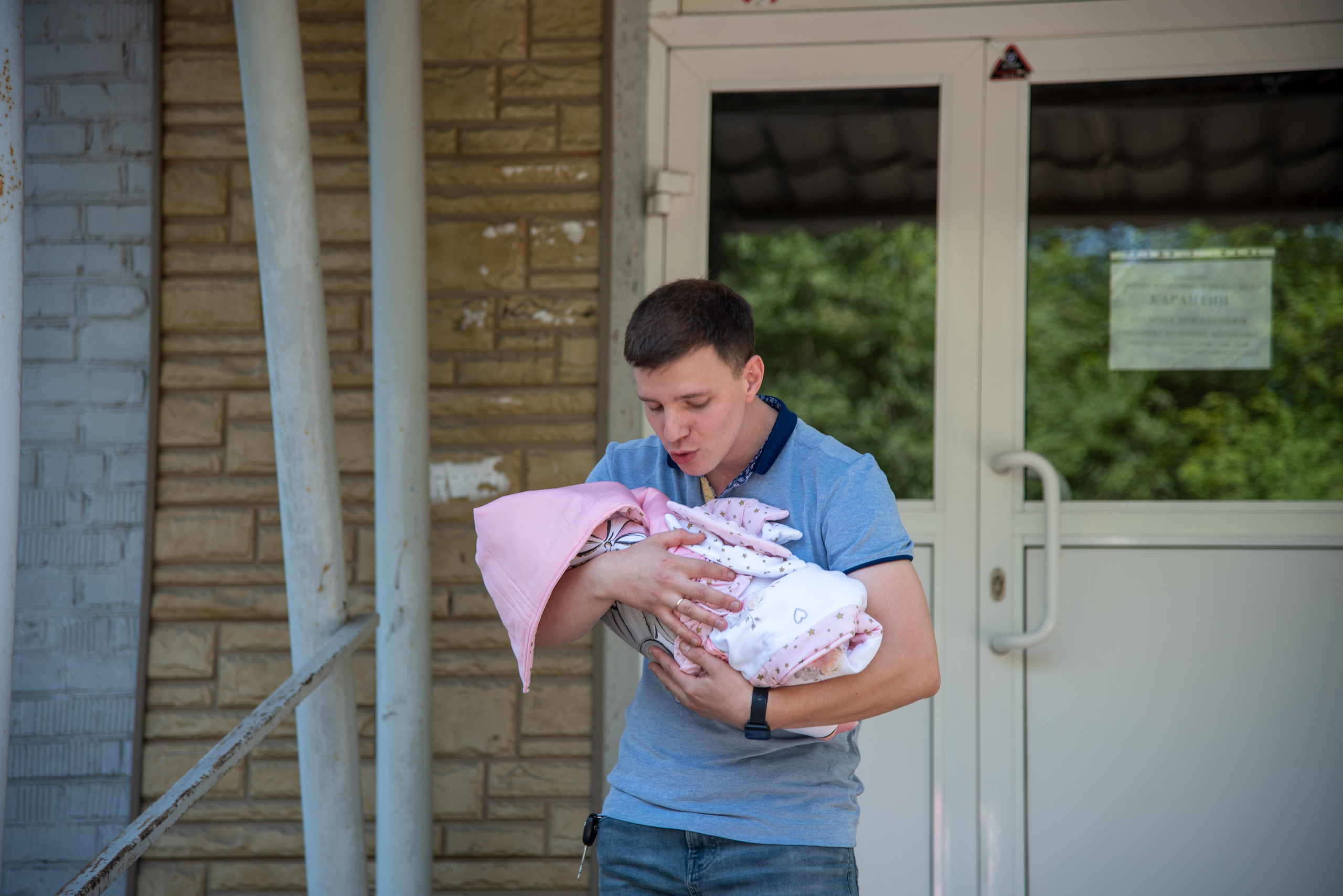 Выписка малыша. Наши молодожены. Ольга Ли свадебный семейный фотограф Иркутск