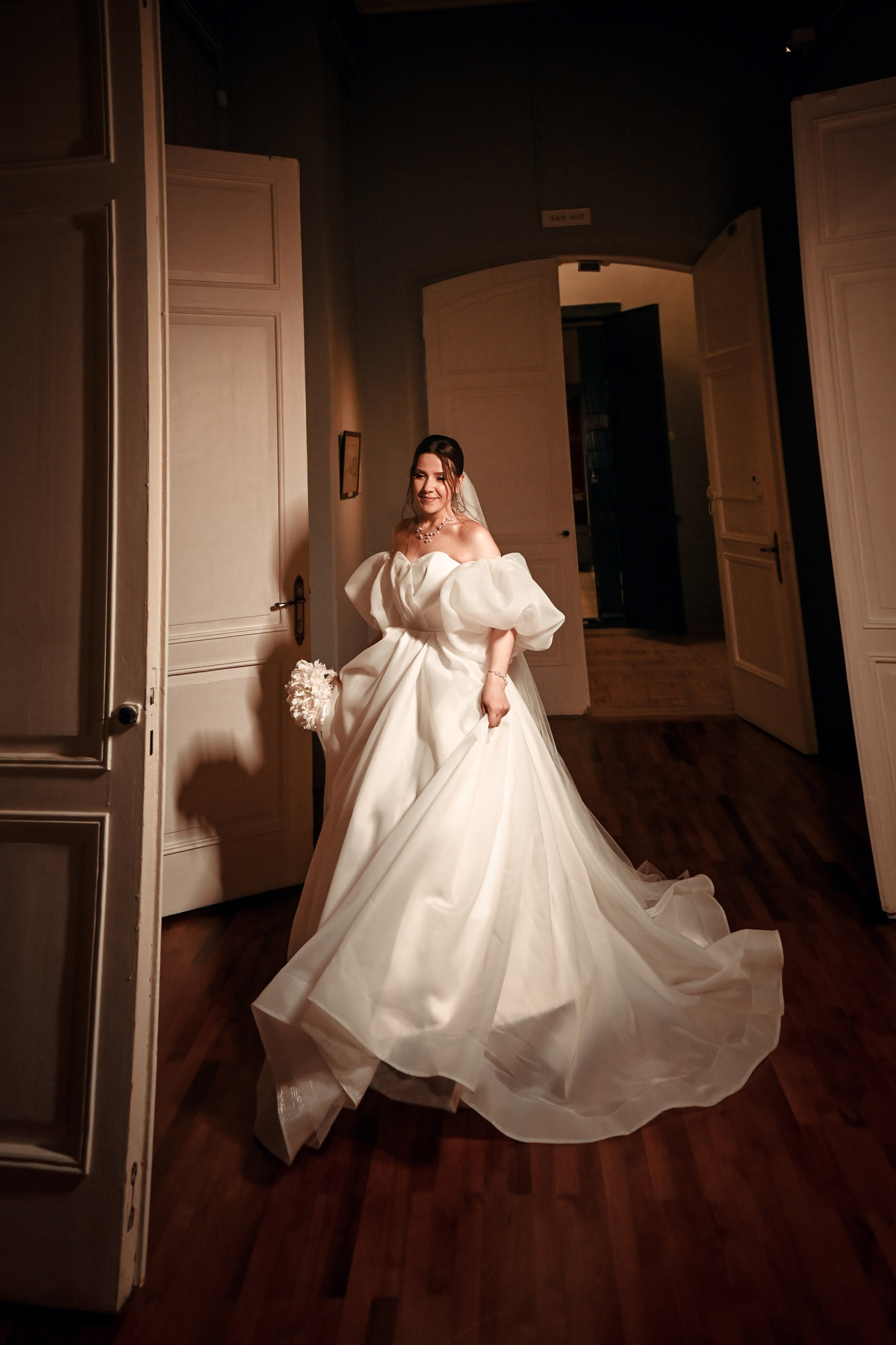 Небольшая свадебная серия в музее и прогулкой под дождем Эльмиры и Ризата. Свадебный, семейный, детский, контент фотограф в Омске Максим Ильин