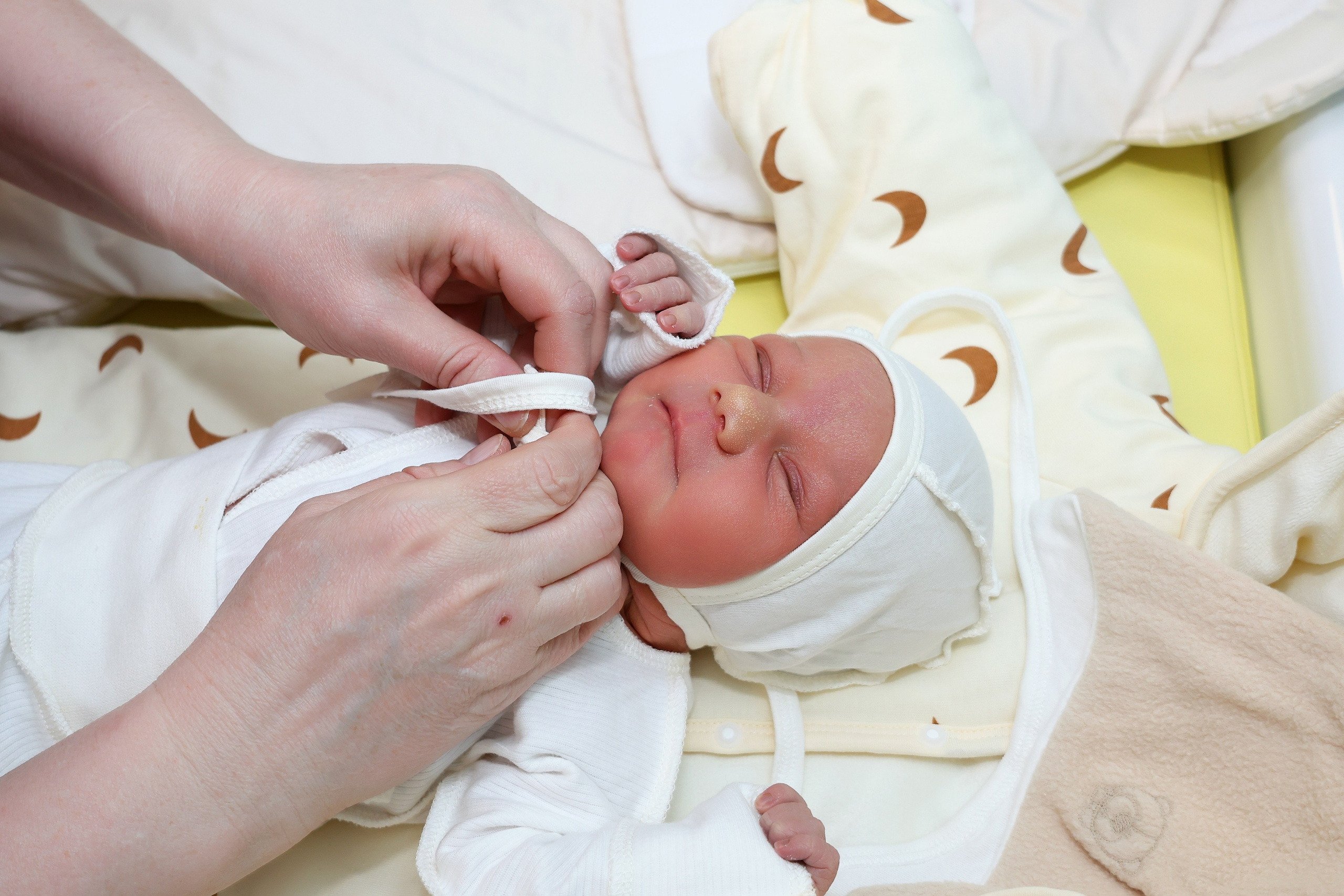 Съемка выписки из роддома Иноземцева на Фортунатовской. Фотосъемка выписки из роддома в Москве, заказать фотографа на выписку ньюборн съемка в роддоме newborn фотограф в Юдино