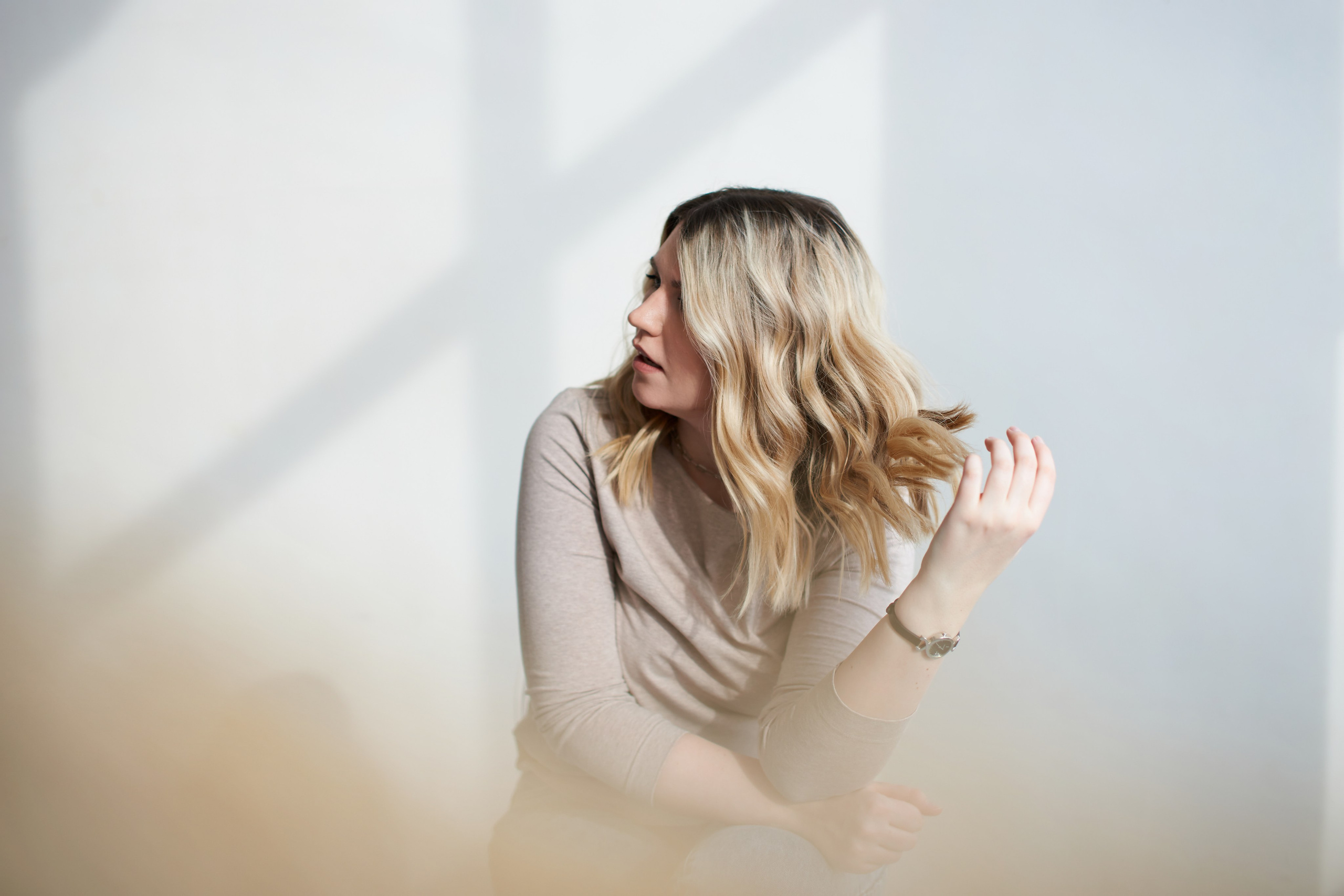 Портреты для Татьяны в студии с минималистичным дизайном. Репортажный и женский фотограф в Новосибирске