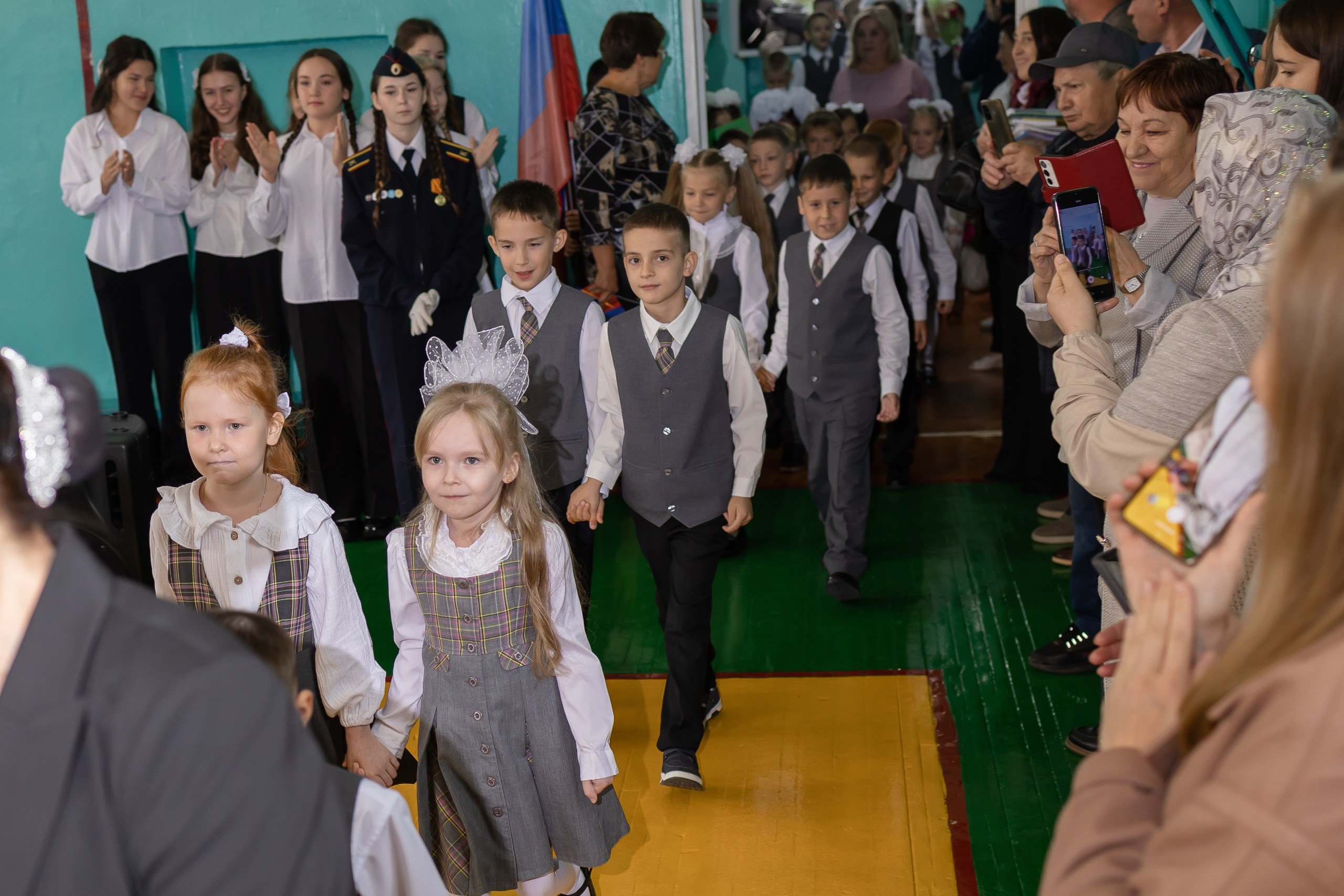 1.09.2026, школа № 10: фото с линейки и первого урока