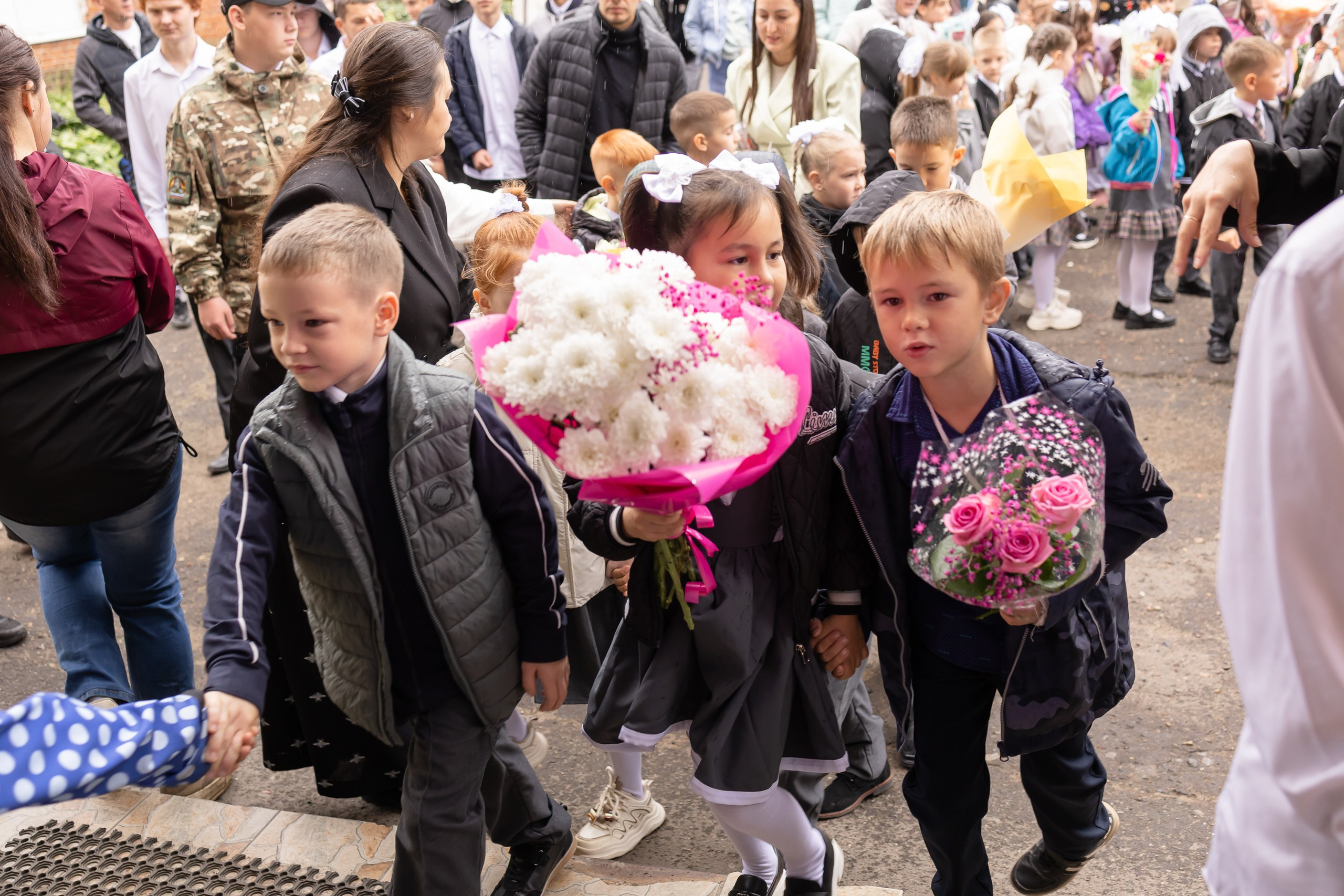 1.09.2026, школа № 10: фото с линейки и первого урока