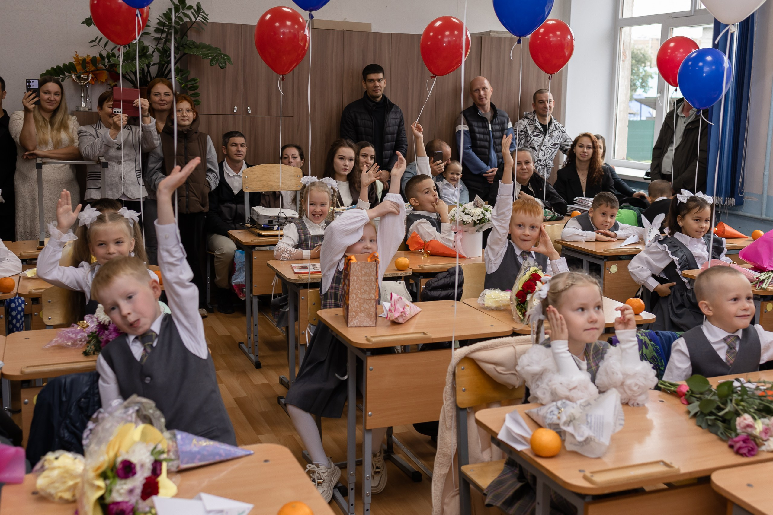 1.09.2026, школа № 10: фото с линейки и первого урока