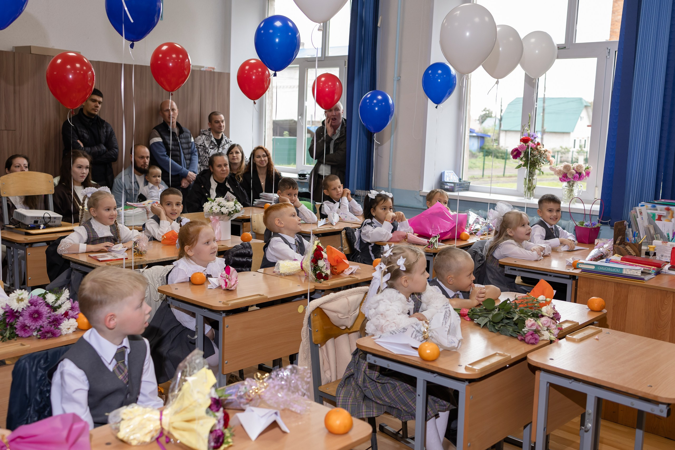 1.09.2026, школа № 10: фото с линейки и первого урока