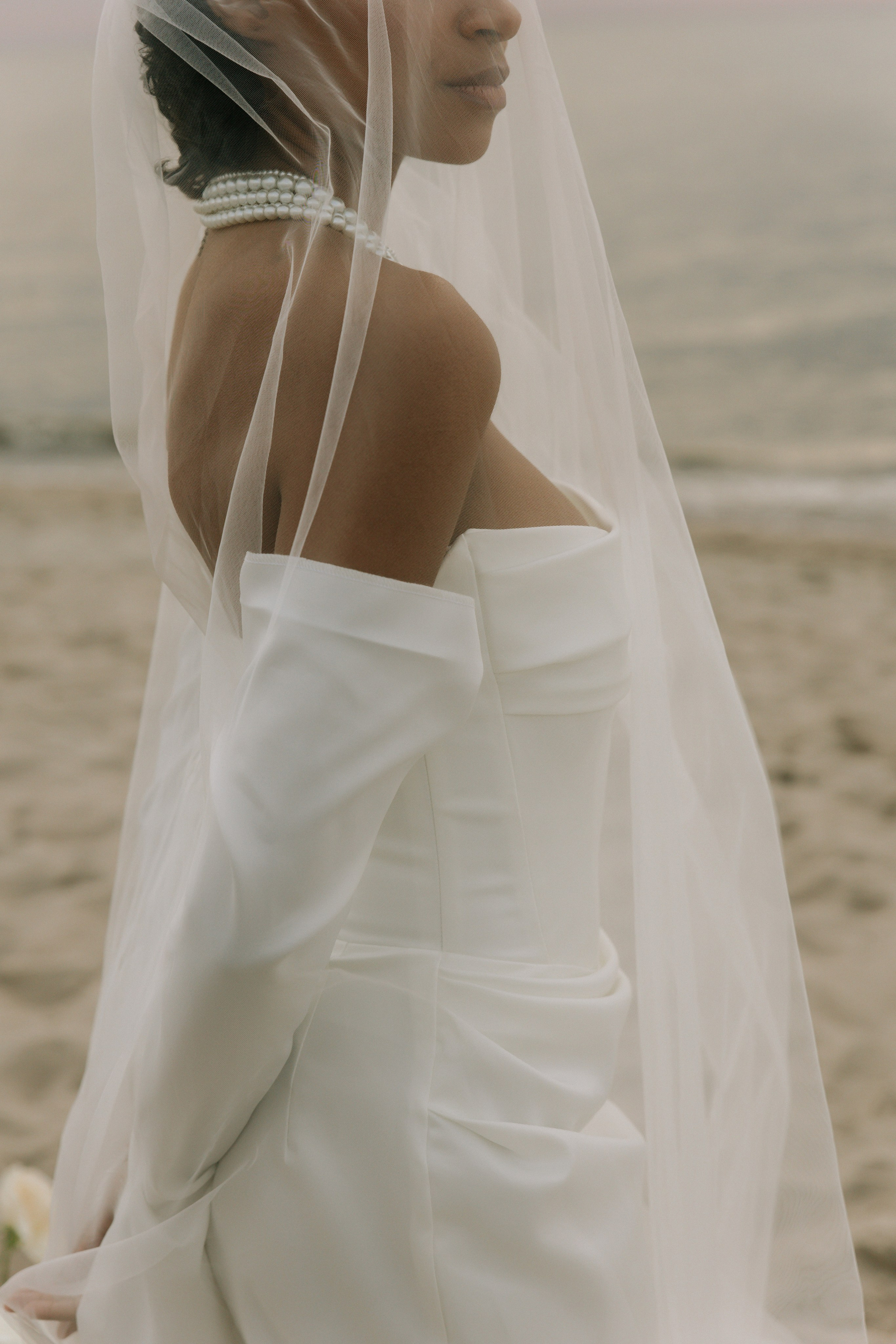 Выездная регистрация на море с белыми розами. Свадебный фотограф Калининград