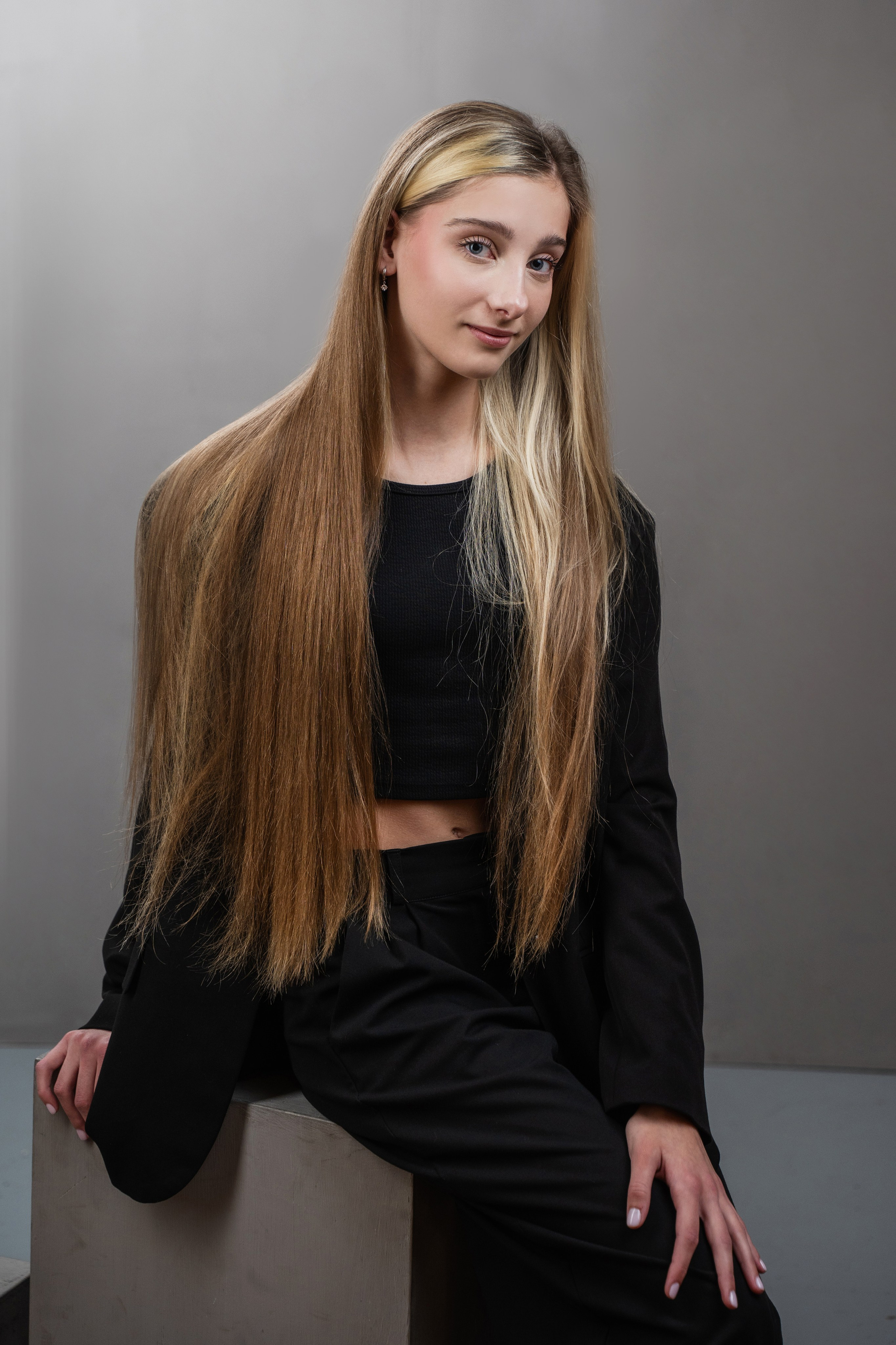 Портрет в серой фотозоне. Правильный Выпускной Альбом