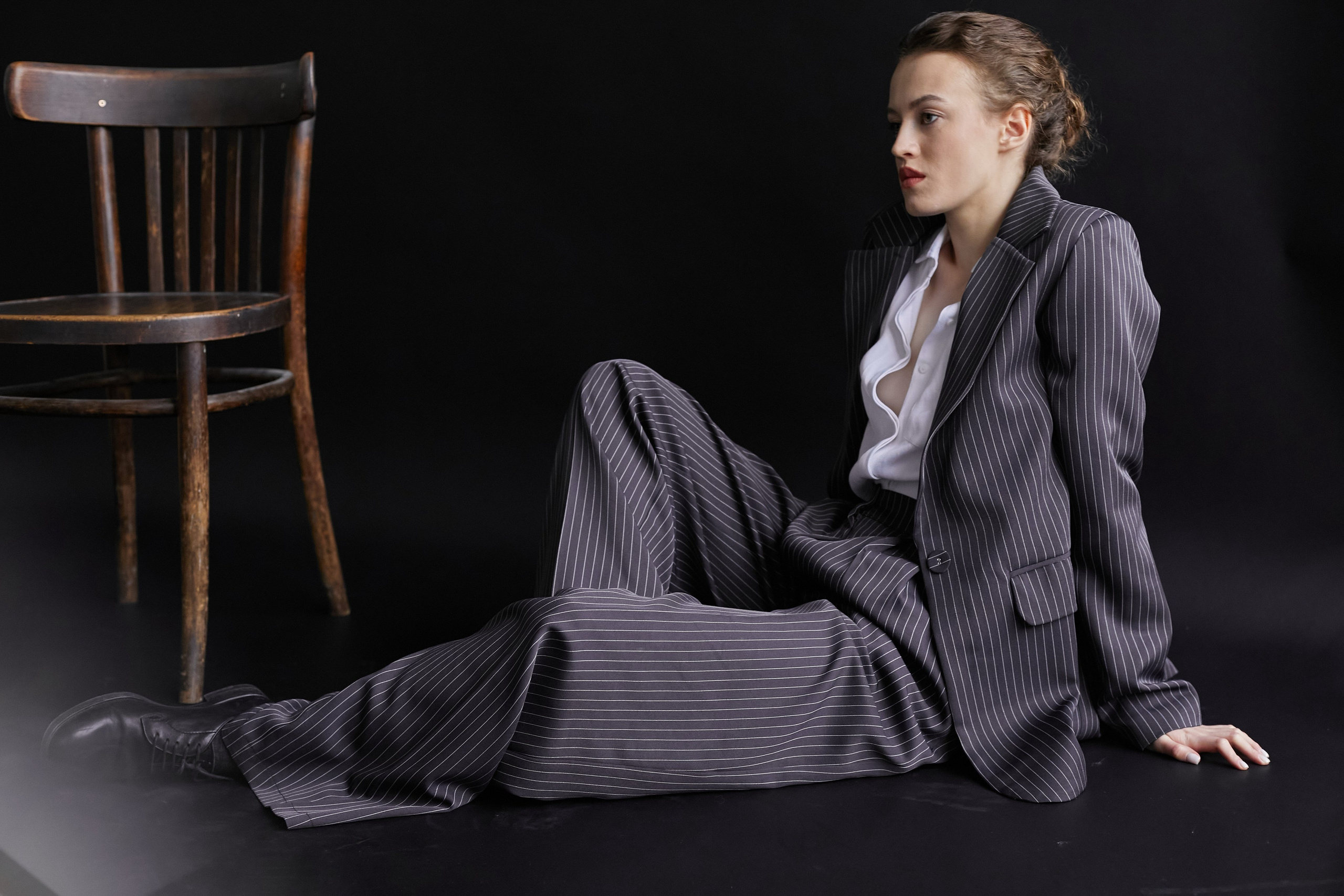 Фотограф в Москве. Студия. Студийный портрет. Девушка в пиджаке. Девушка на стуле на черном фоне. Красивая девушка в мужском костюме. Женский портрет.