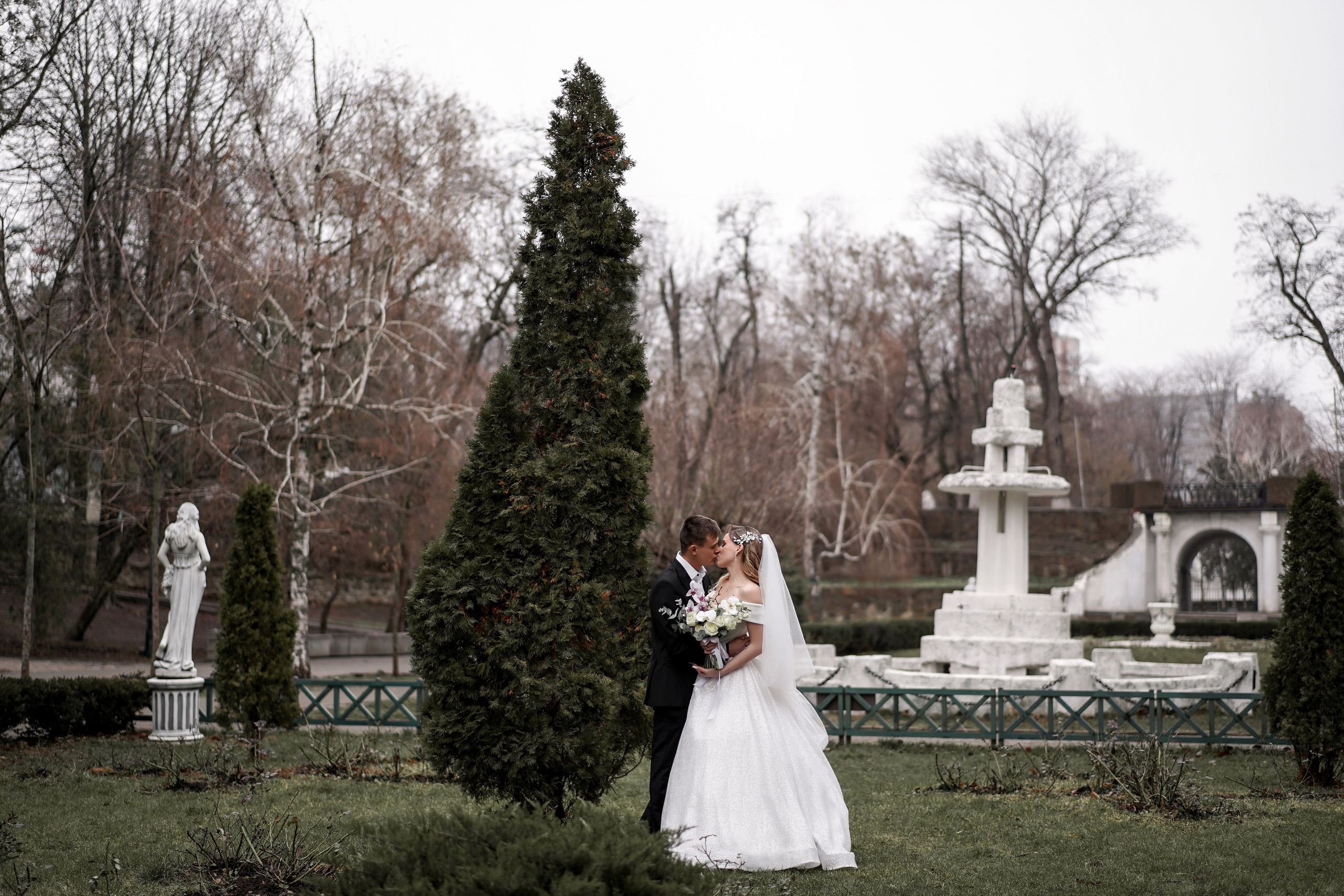 Свадебная фотосессия Сергея и Кристины в парке Максима Горького в Ростове-на-Дону. Свадебный фотограф в Ростове-на-Дону. Таинство Крещения и Венчания, семейные фотосессии. Алёна Чёботова