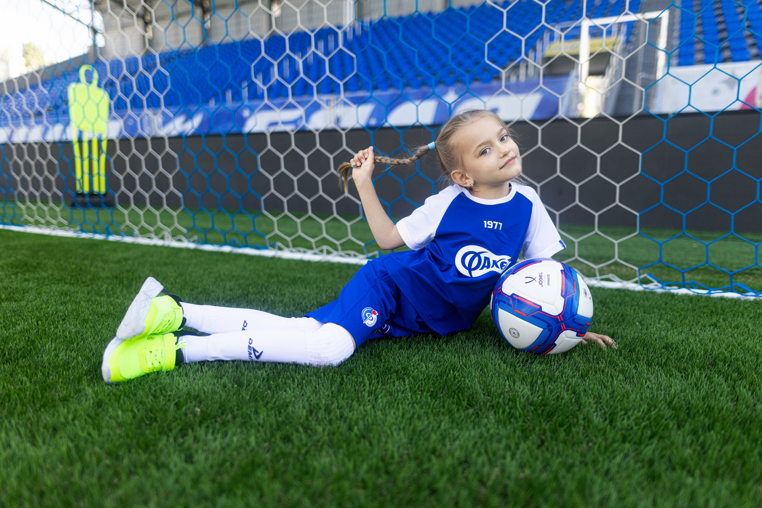 Детский портрет с Алисой на футбольном стадионе. Дмитрий Шульгин, портретный фотограф в Воронеже