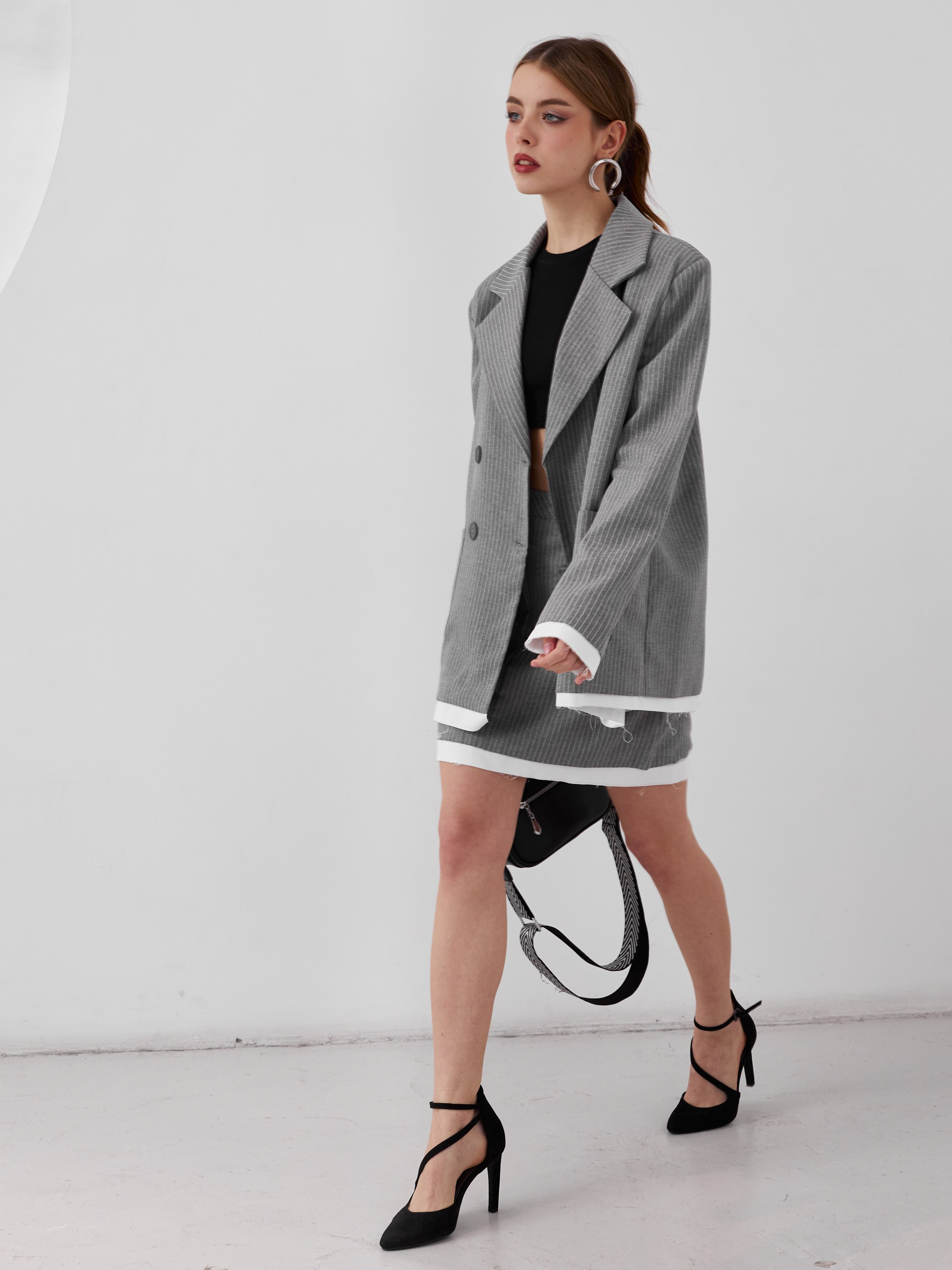 Фотосъемка костюма с юбкой пиджаком Екатеринбург Wildberries ВБ Ozon Озон фотосессия одежды Екб заказать цена фотосъемка товара WB костюмы. Фотограф Екатеринбург Анастасия Жерновская | Маркетплейсы и нейрофото