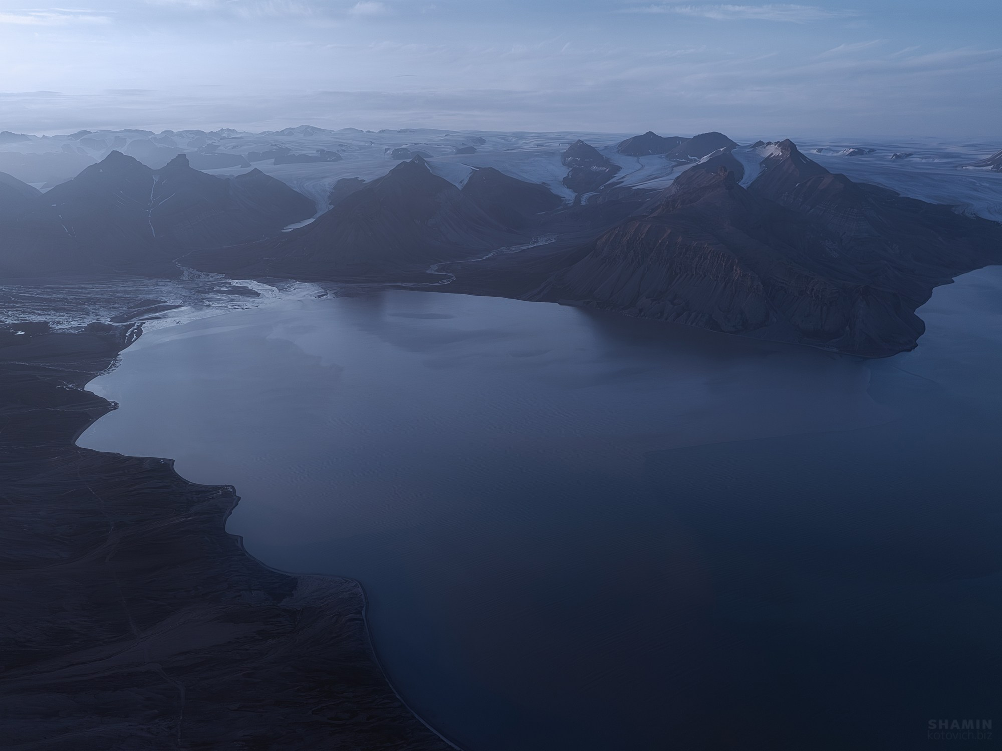 Пейзажи Шпицбергена и Арктики — горы, лед, море и северное небо в фотографиях Константина Шамина