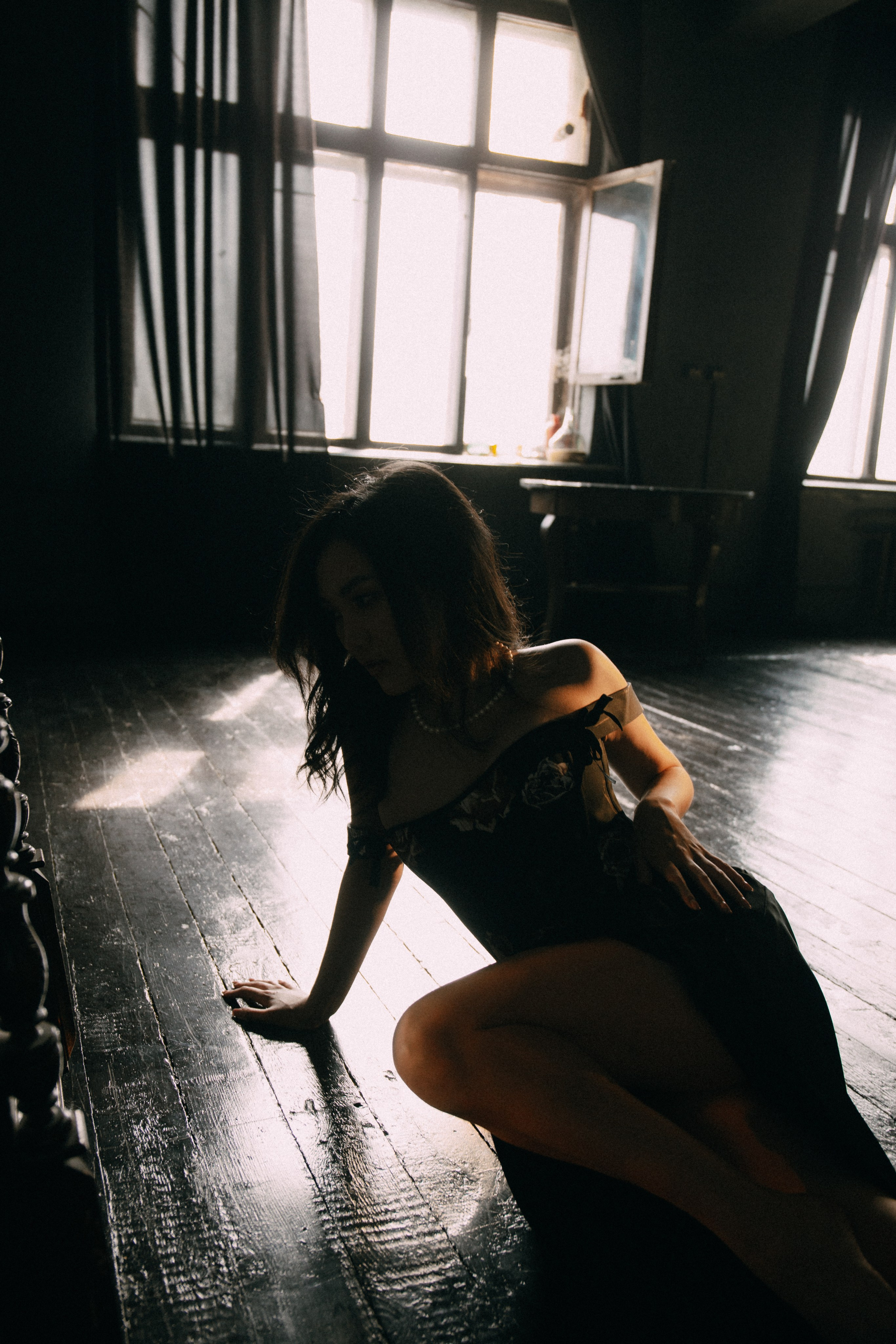 Драматичный женский портрет, глубокий взгляд, контрастное освещение,фотосессия Новосибирск, женская фотосессия в Новосибирске, женский фотограф, фотосессия в студии, красивая девушка